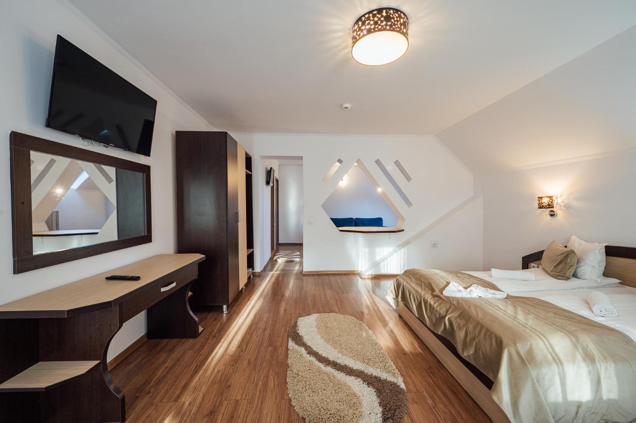 Family Suite with Balcony - Photo 8