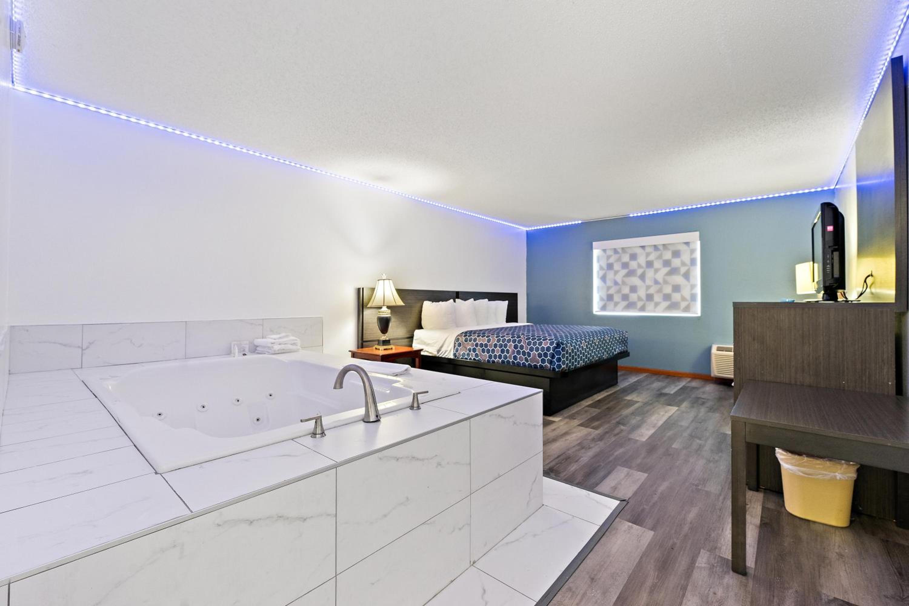 Suite with Hot Tub - Photo 4