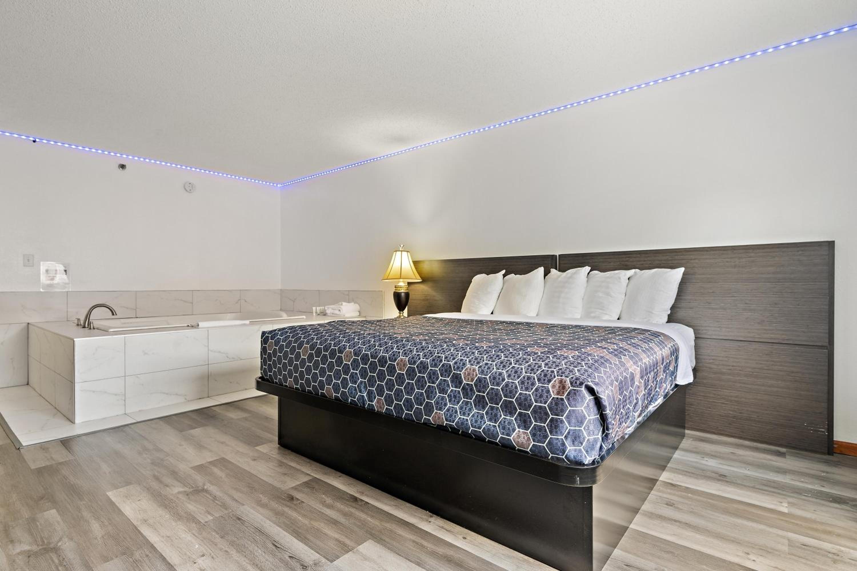 Suite with Hot Tub - Photo 8