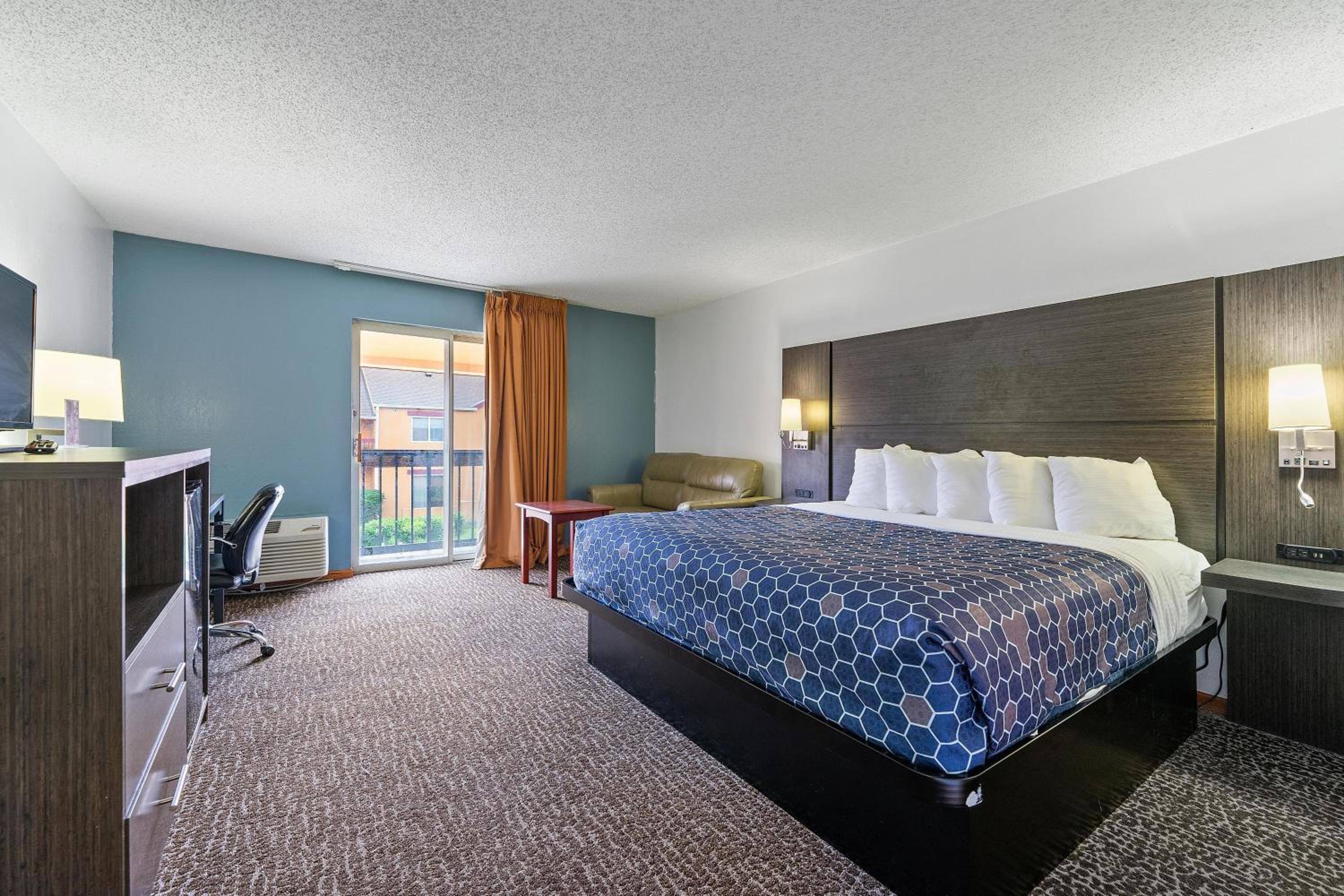 Premier 1 King Bed (Balcony) - Photo 1