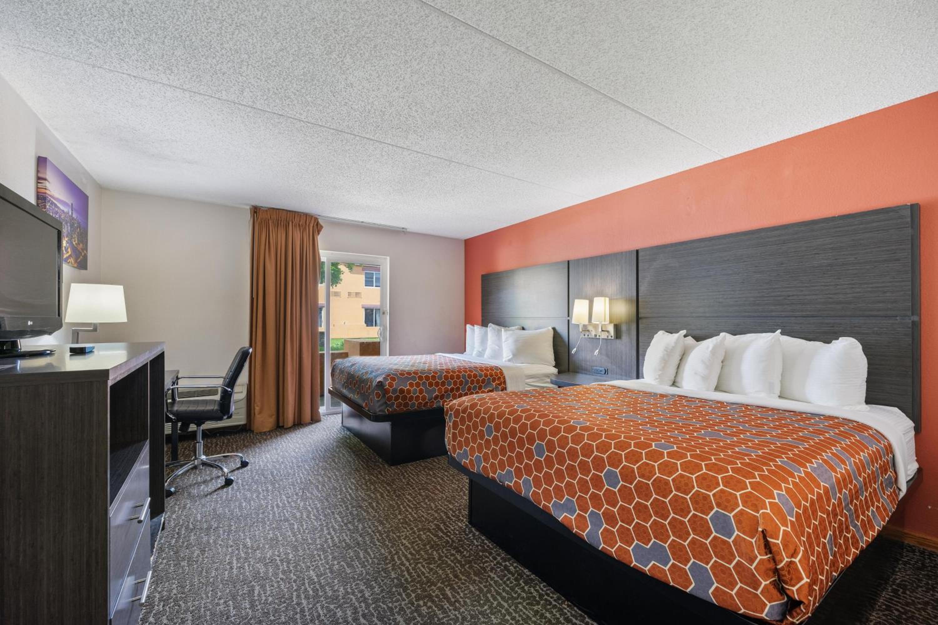 Queen Room with Two Queen Beds - Courtyard View - Photo 5