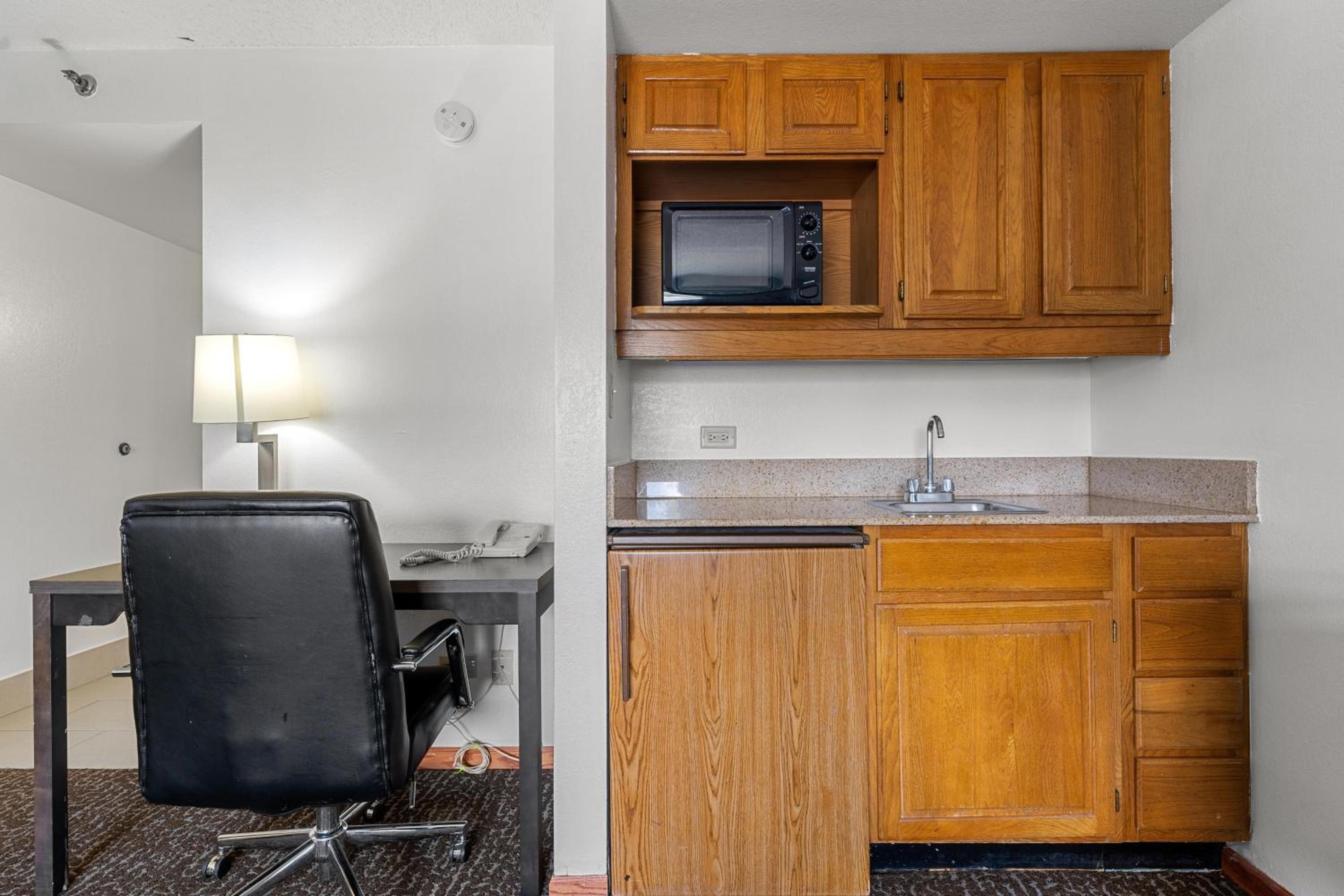 Executive Suite - Photo 4