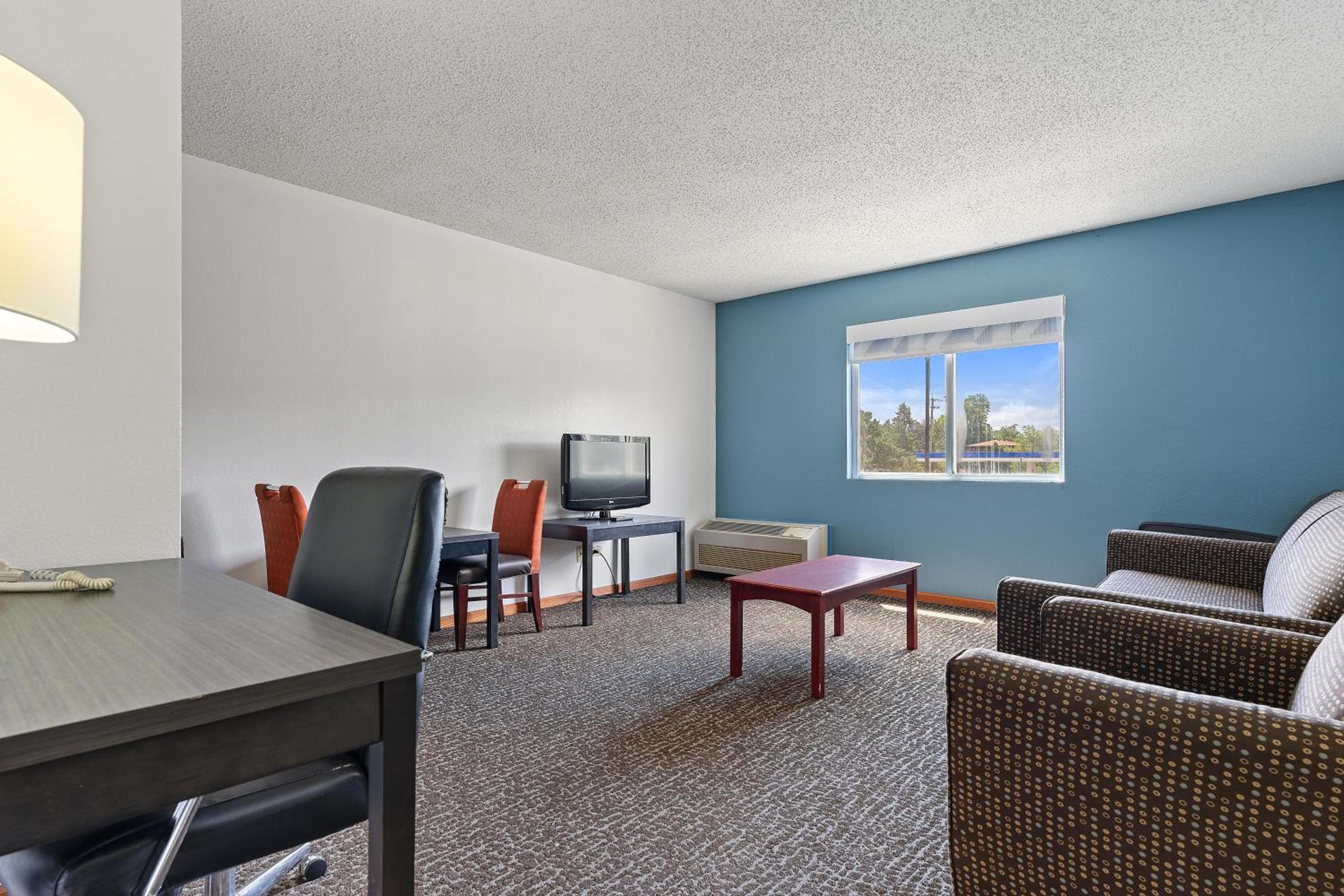 Executive Suite - Photo 2