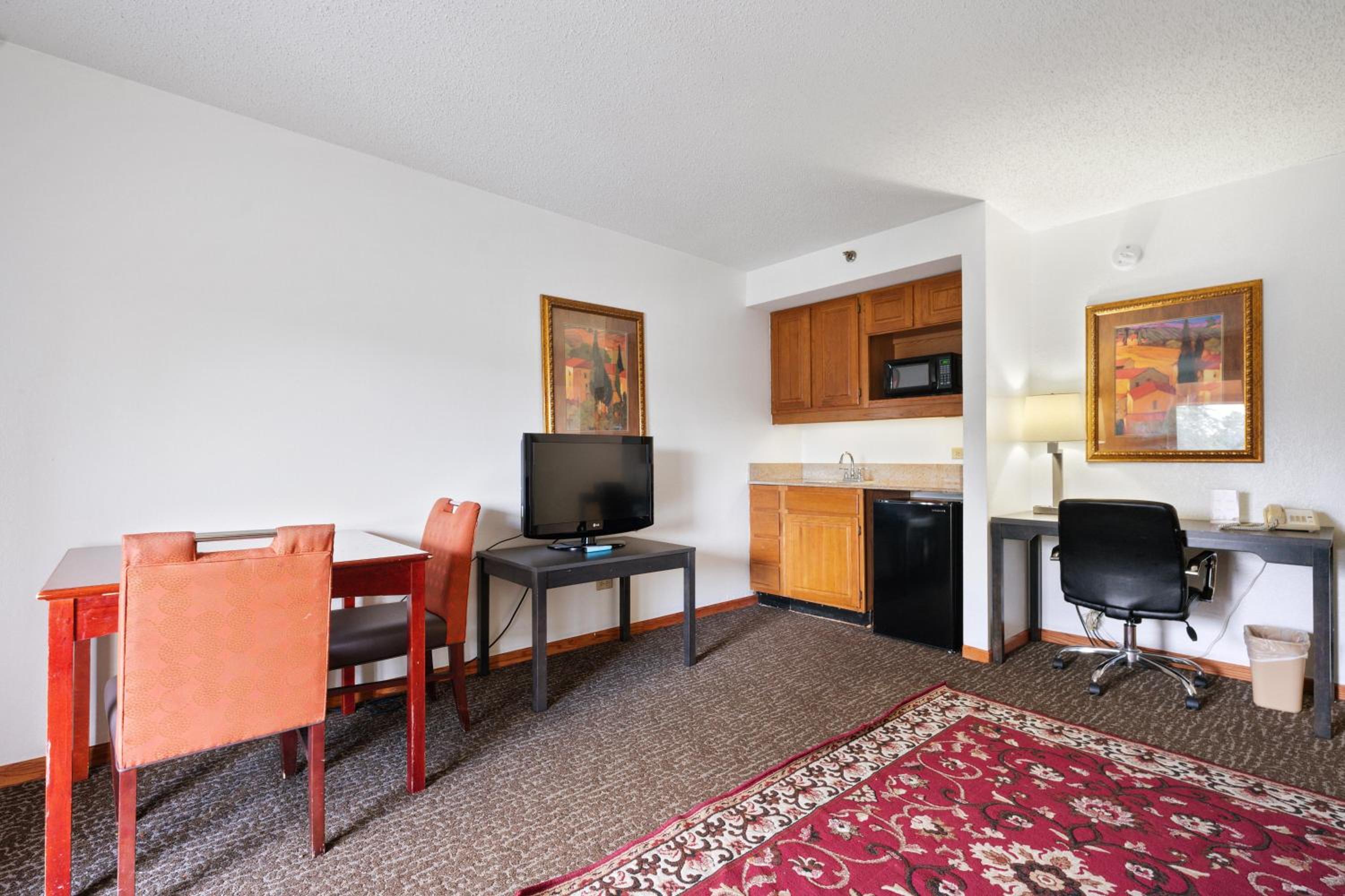 Executive Suite - Photo 8