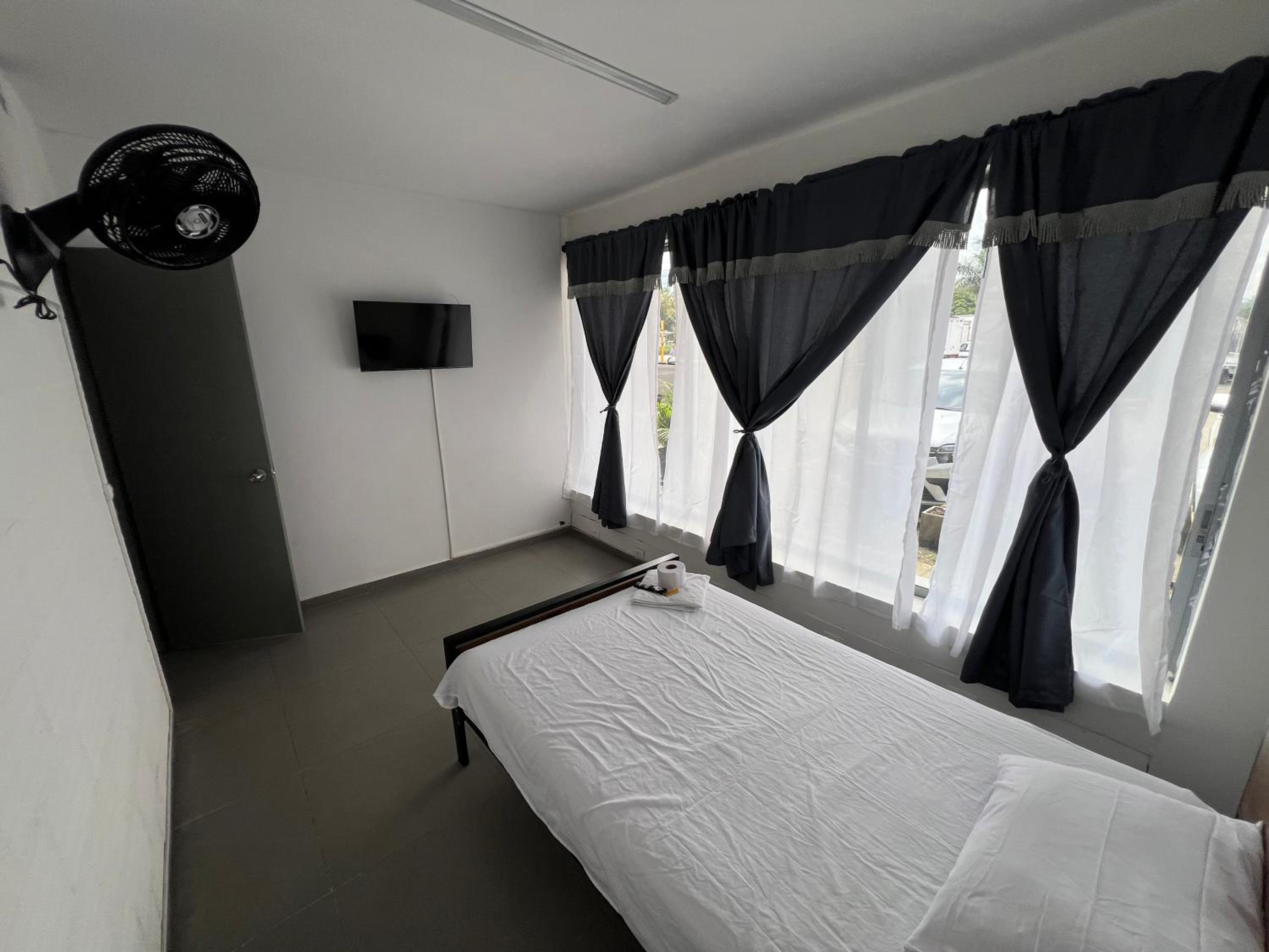 Single Room with Shared Bathroom photo 3
