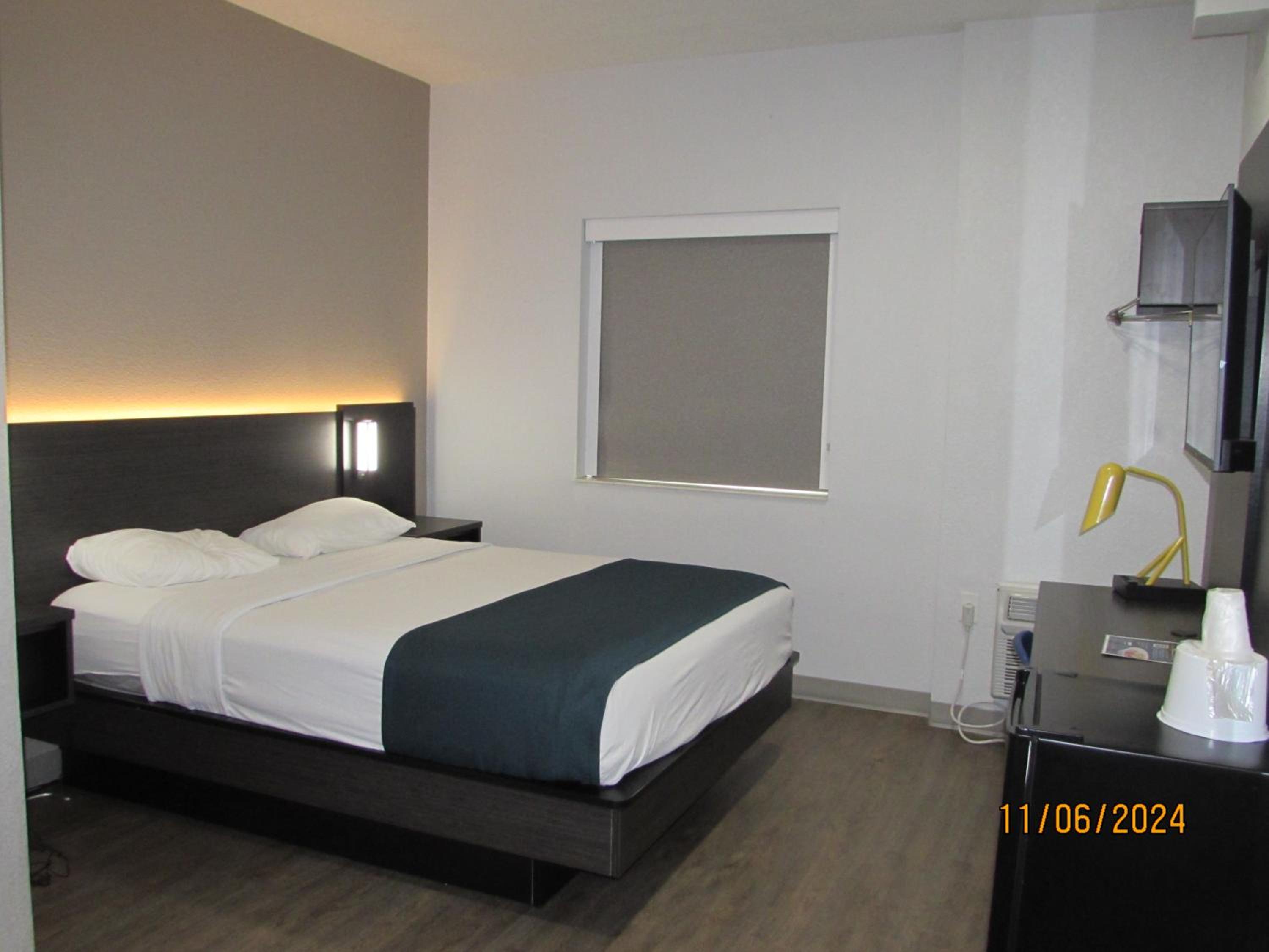 Queen Room photo 2