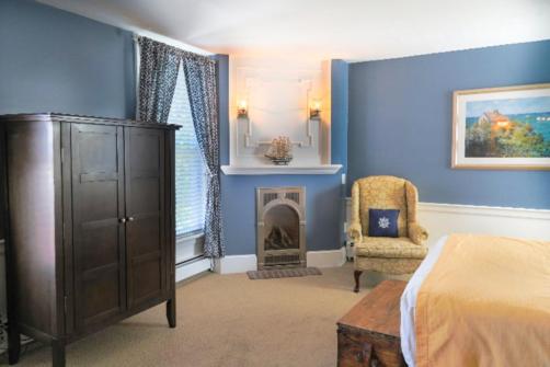 Bedroom Suite with One Queen Bed and Hot Tub