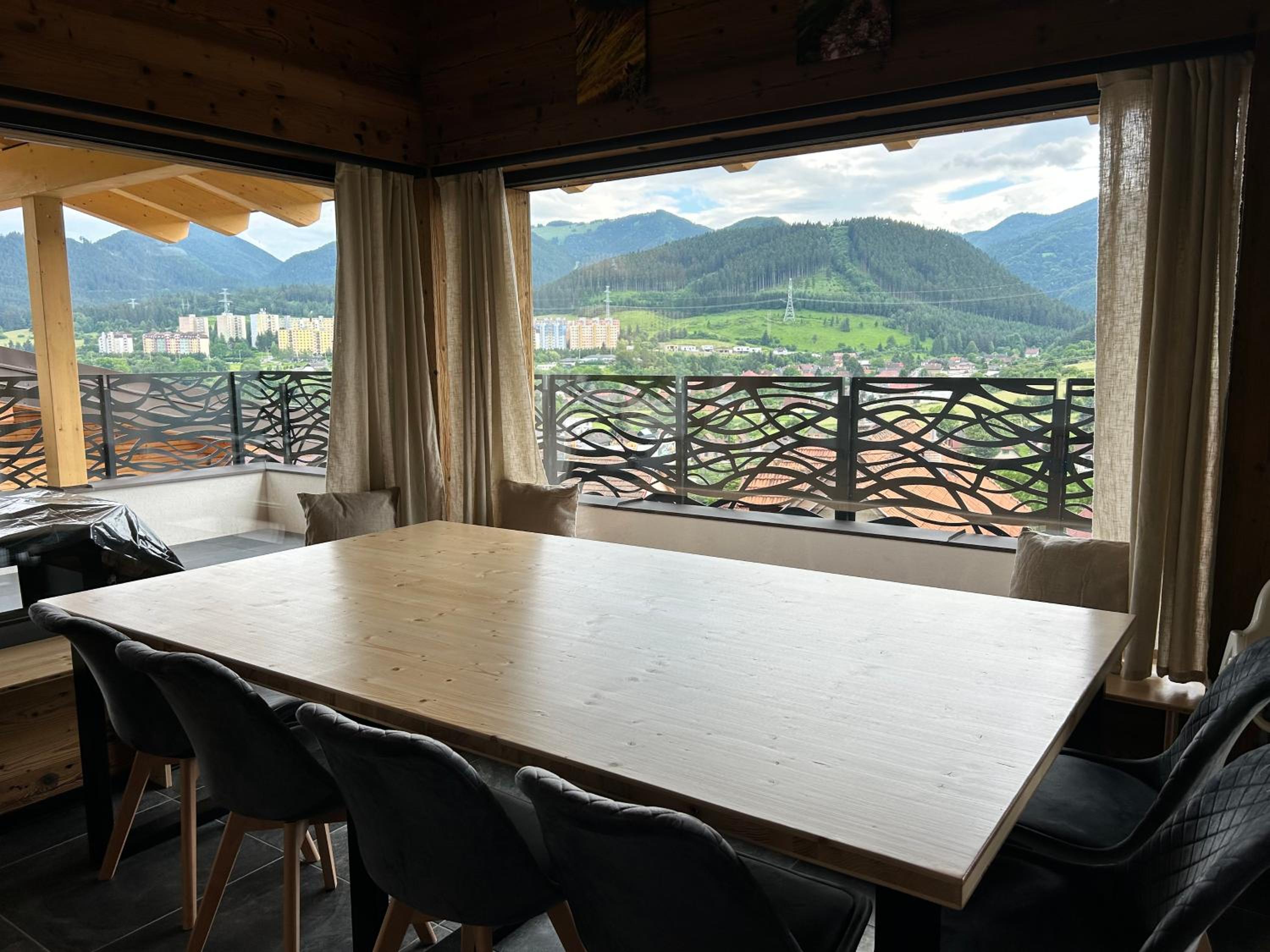 Three-Bedroom Apartment with Mountain View photo 3