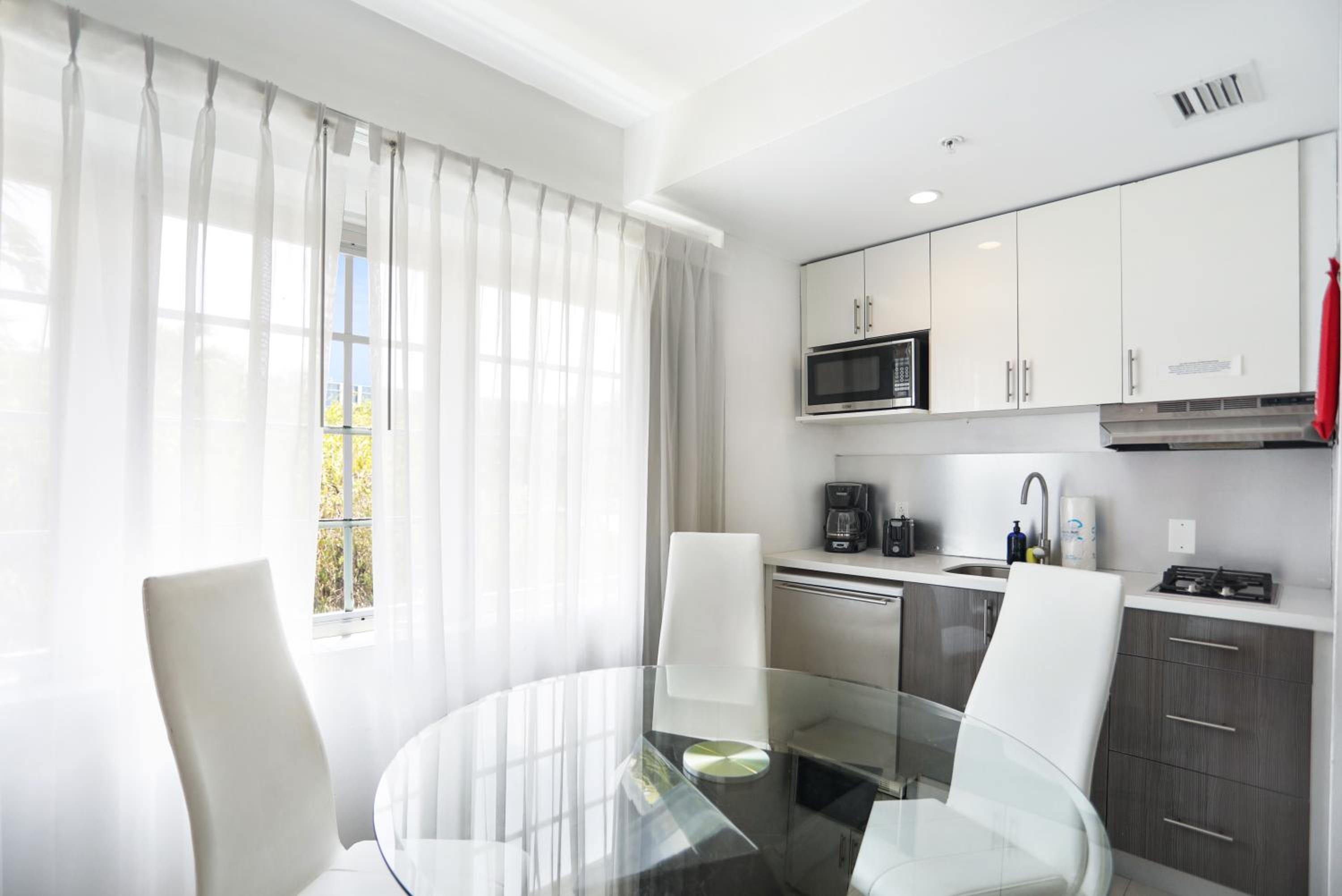 Premium Family One-Bedroom Suite with Kitchen thumbnail 6