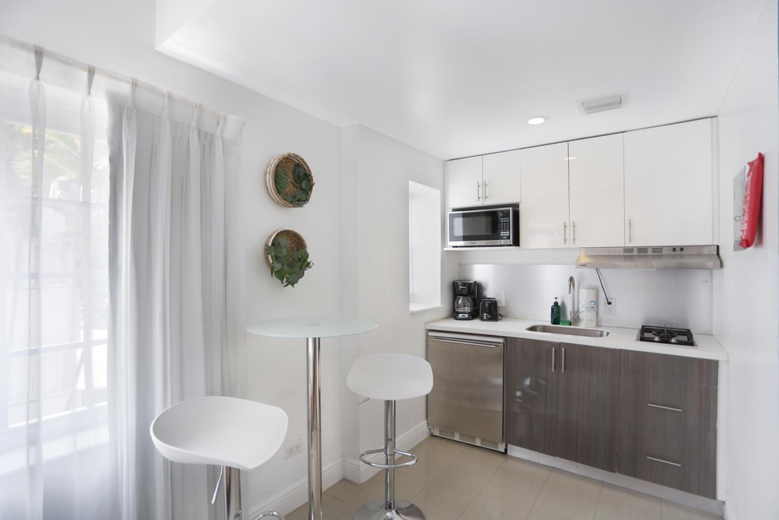 3 Bedroom Two-Bath Group Suite with Kitchen thumbnail 6