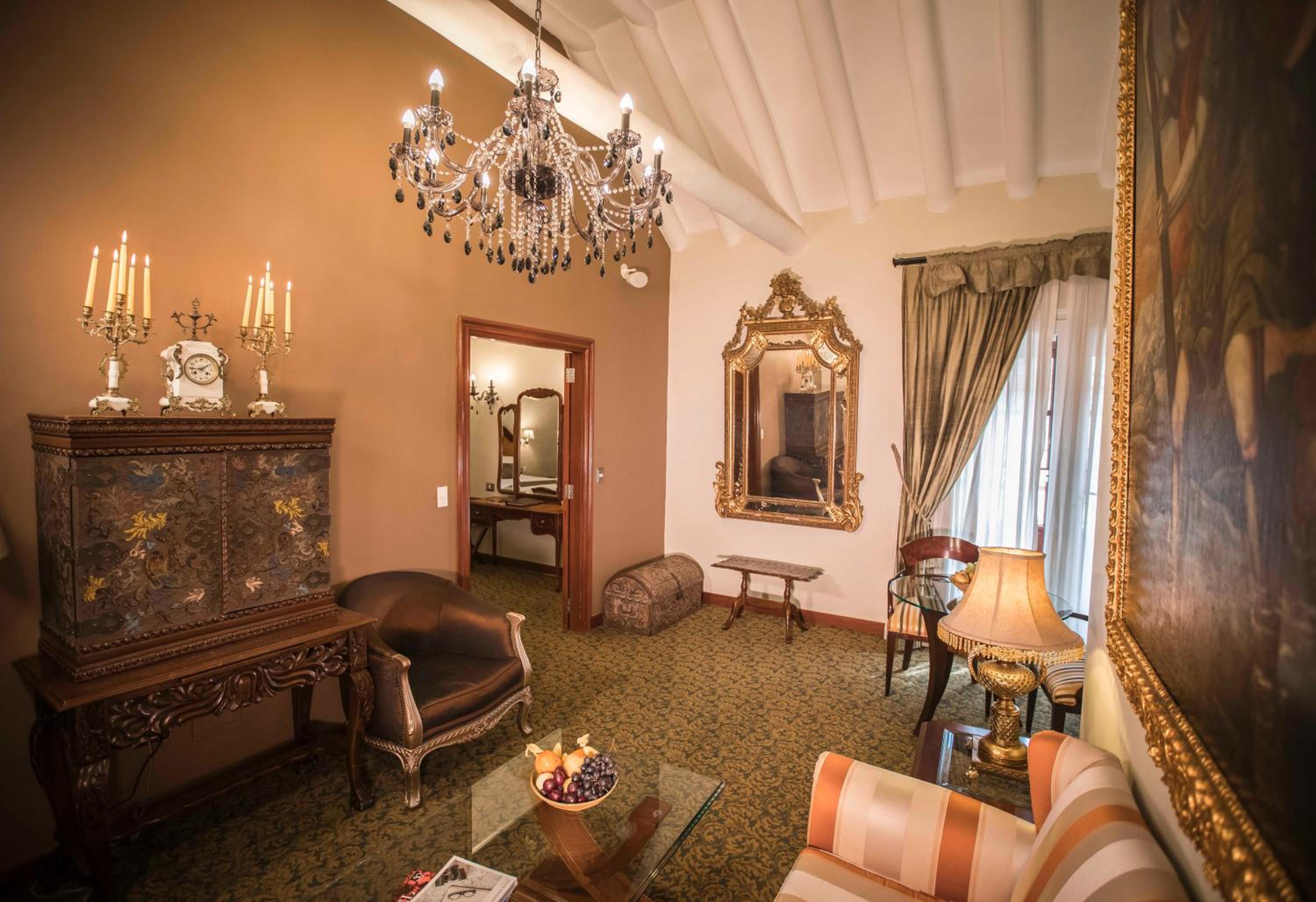 Suite with Balcony and Street View - 2 Queen beds - Photo 1