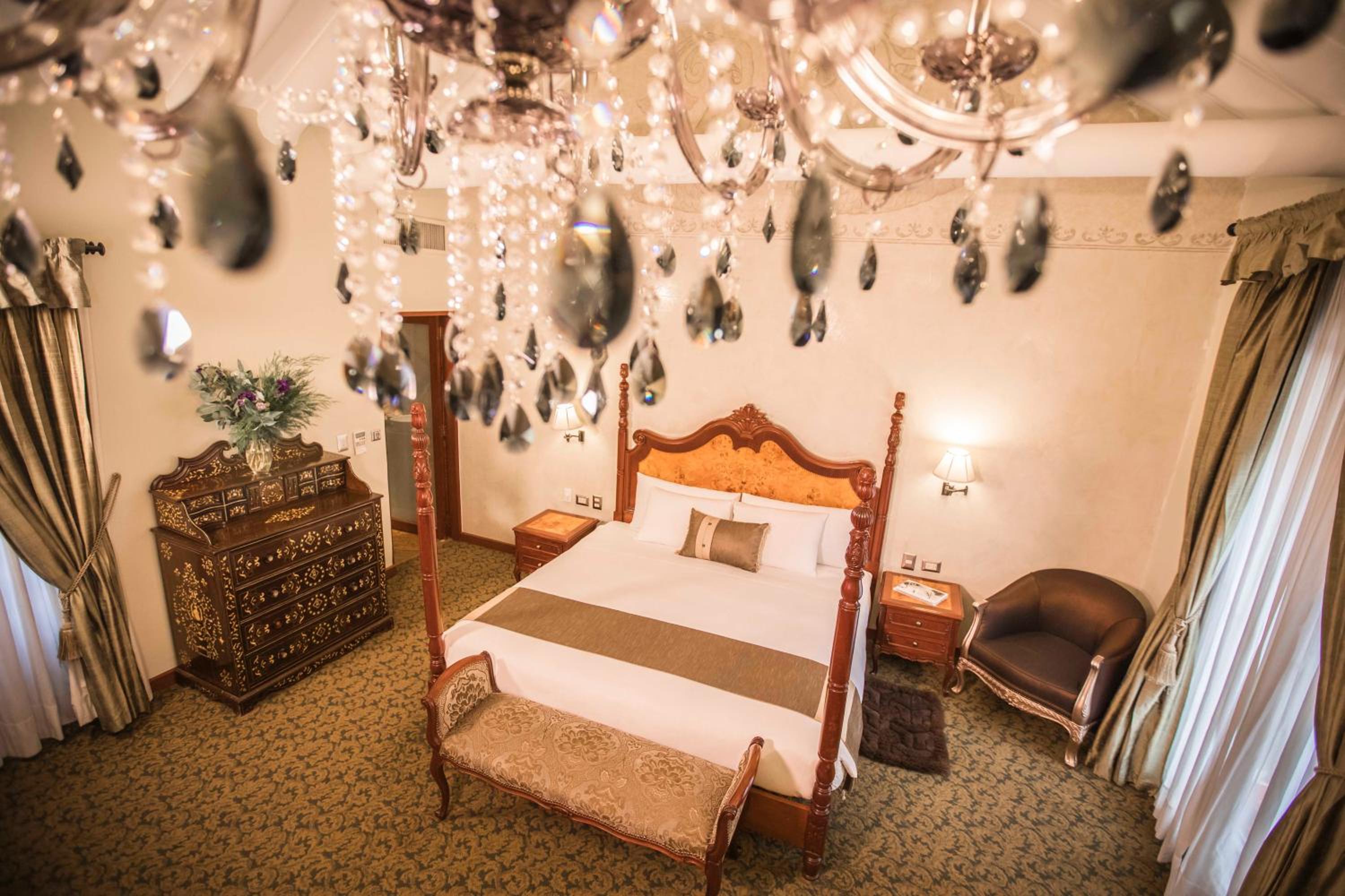 Suite with Balcony and Street View - 2 Queen beds - Photo 2