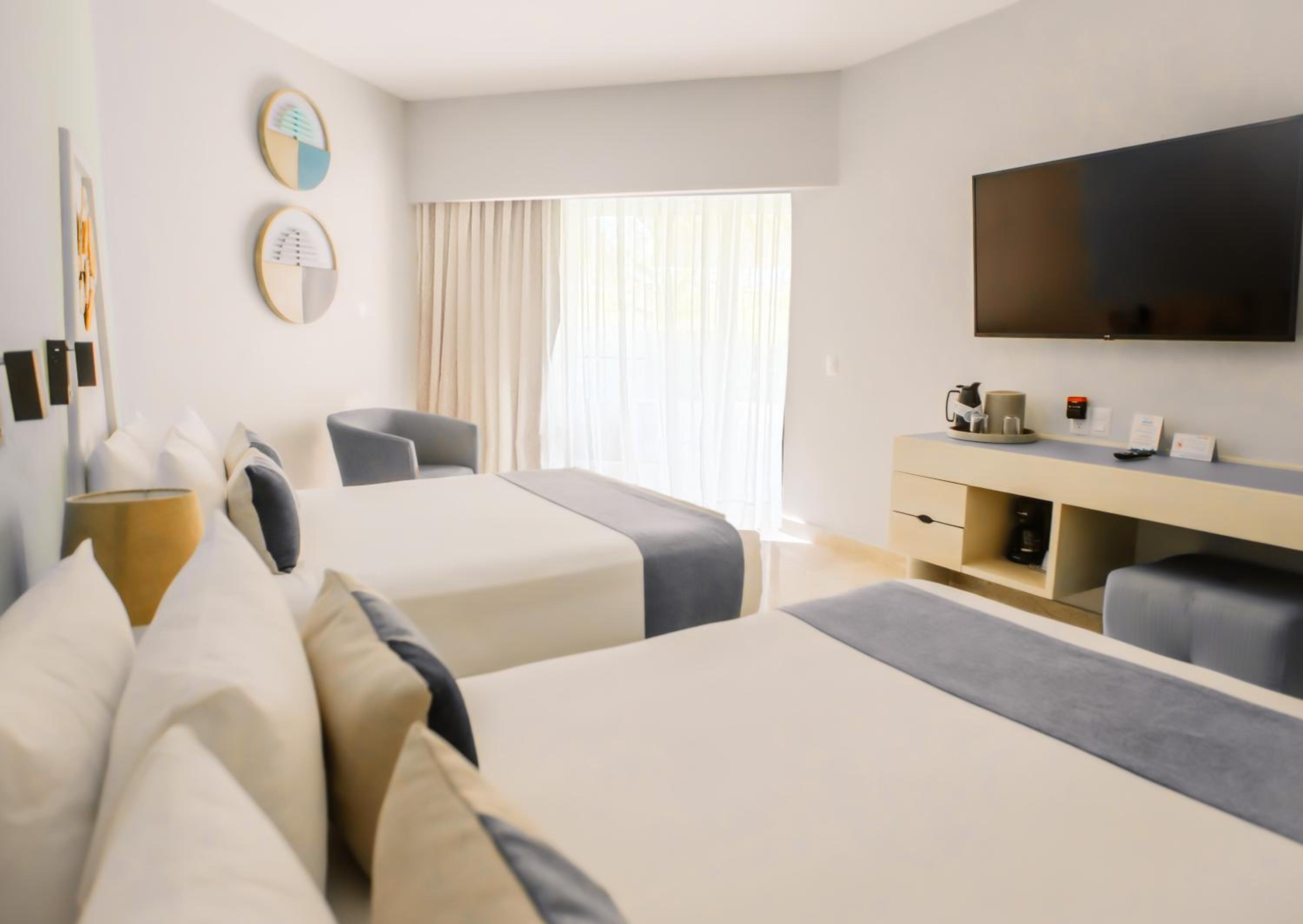 Superior Garden Queen Room with Two Queen Beds, Non-Smoking - Photo 3