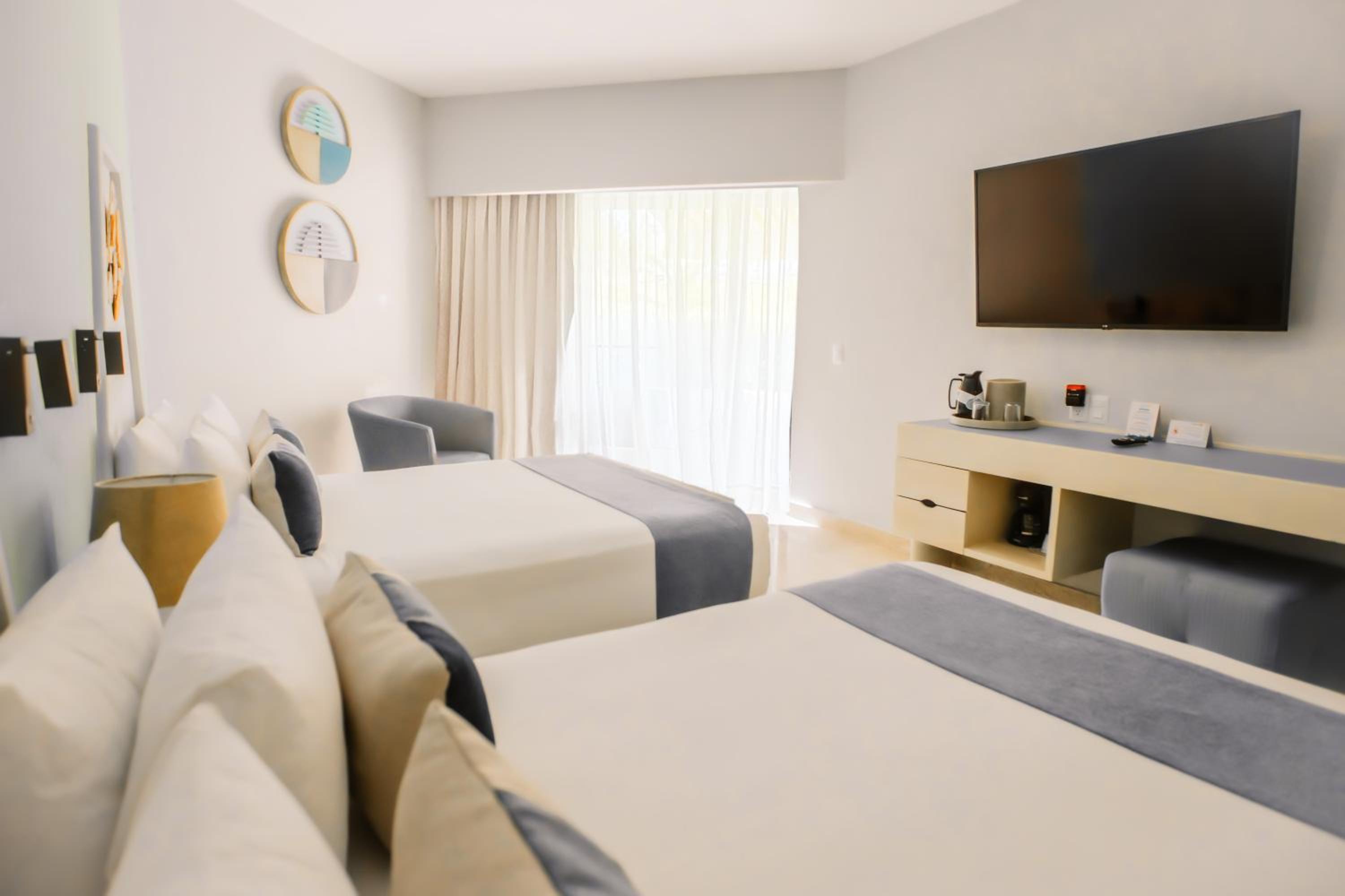 Superior Queen Room with Pool View - Non-Smoking photo 1
