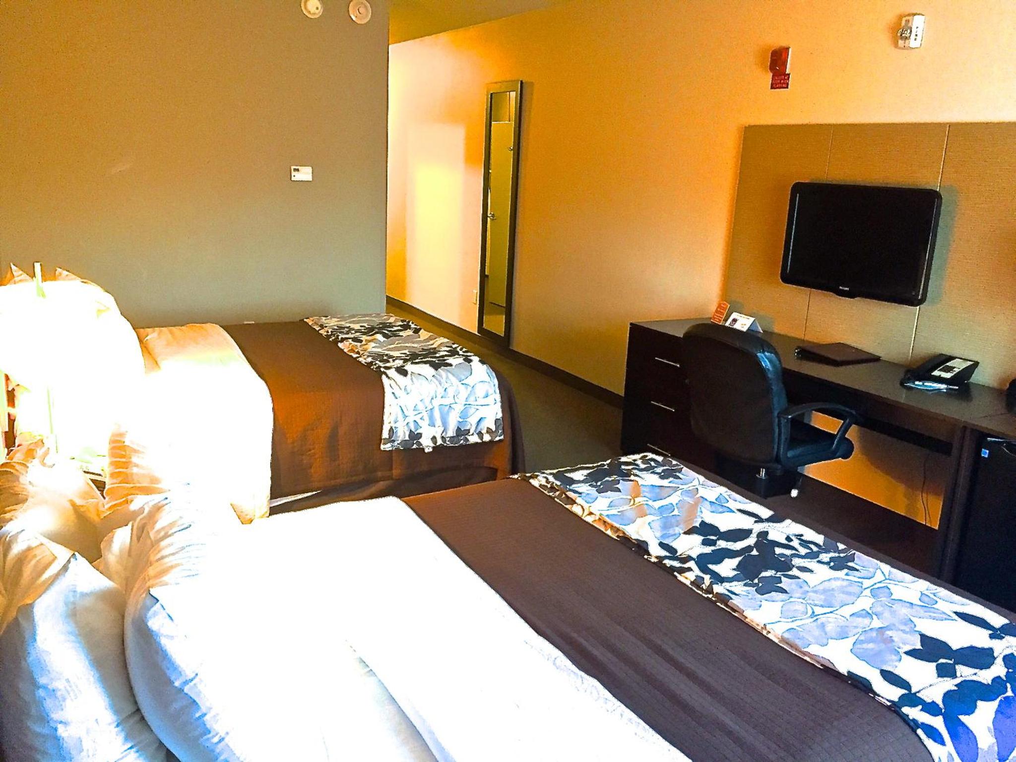 Queen Room with Two Queen Beds - Non-Smoking - Photo 3