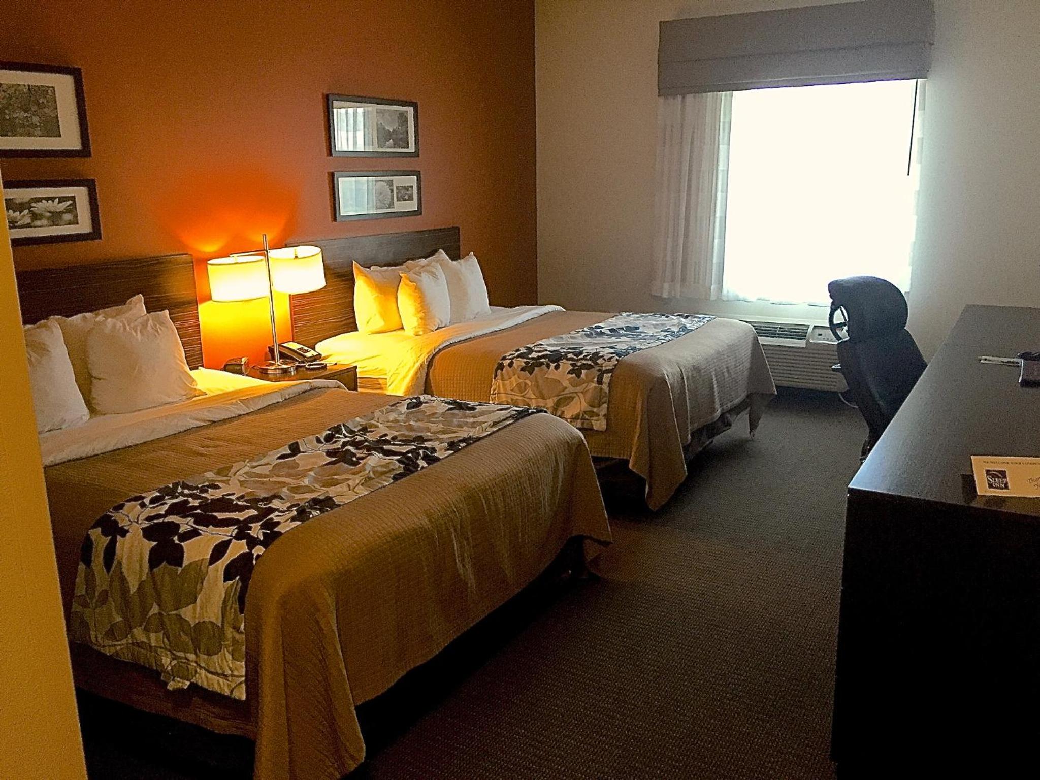Queen Room with Two Queen Beds - Non-Smoking - Photo 4