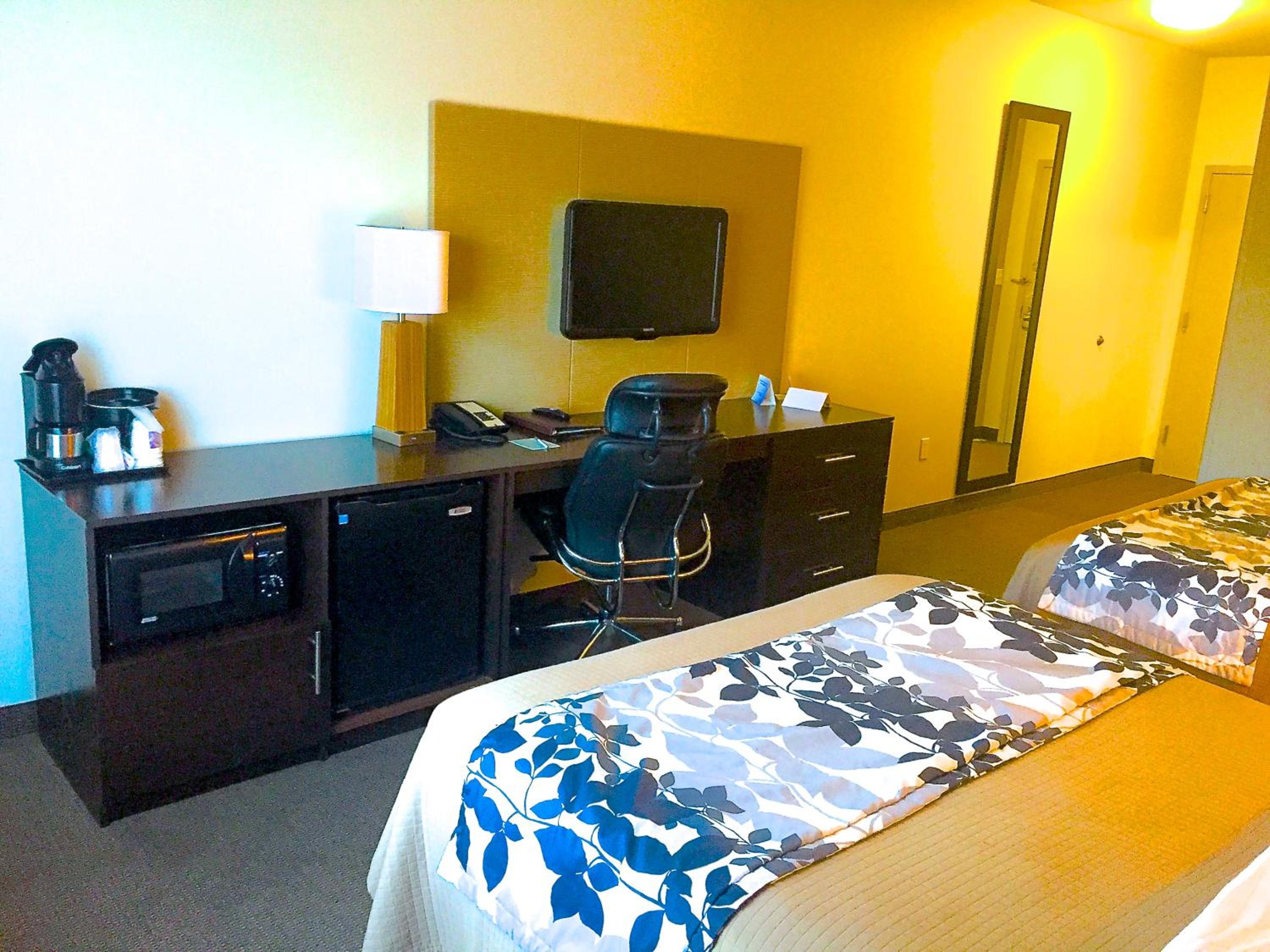 Queen Room with Two Queen Beds - Non-Smoking - Photo 2