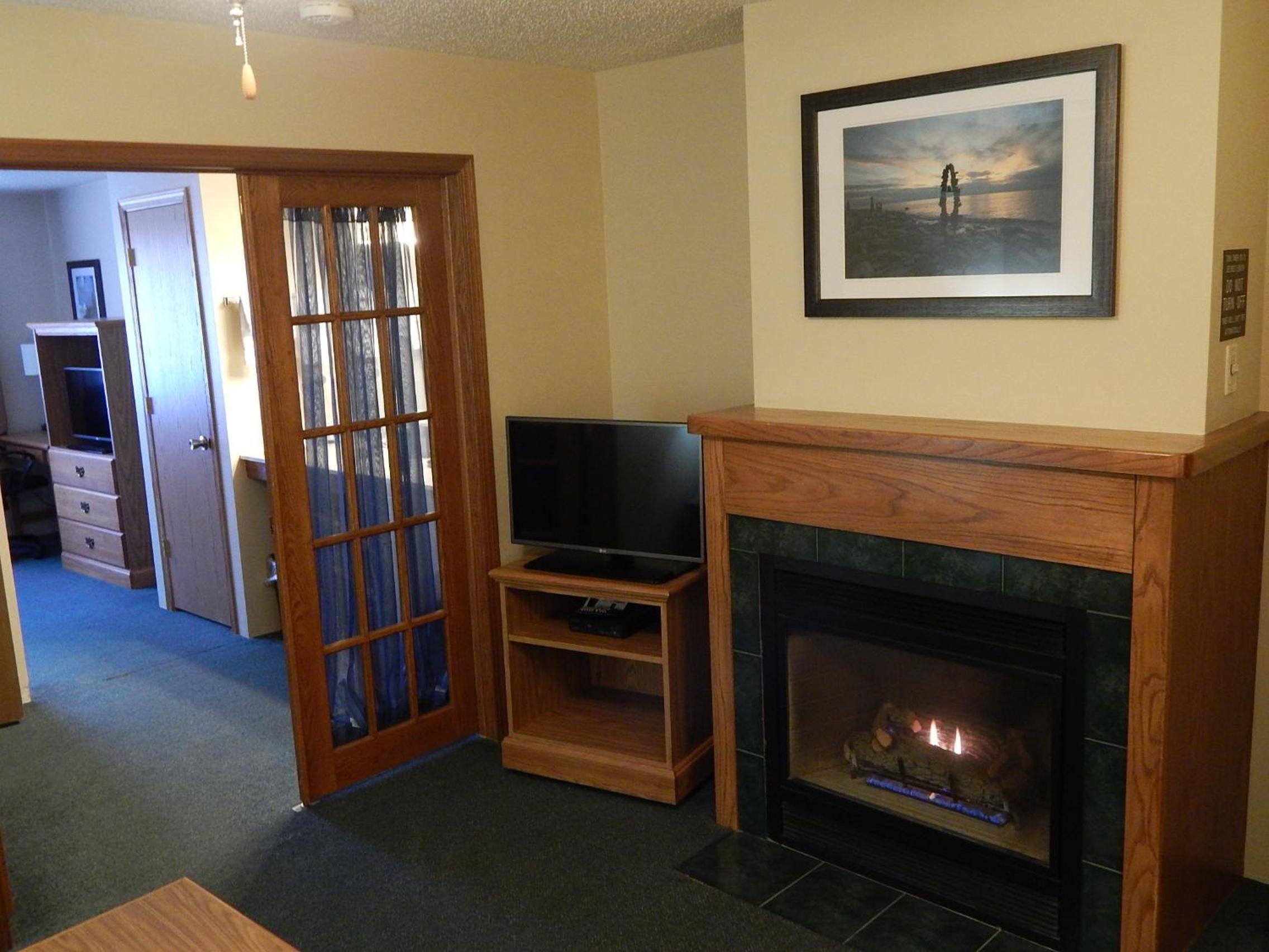 Deluxe King Suite - Non-Smoking photo 3