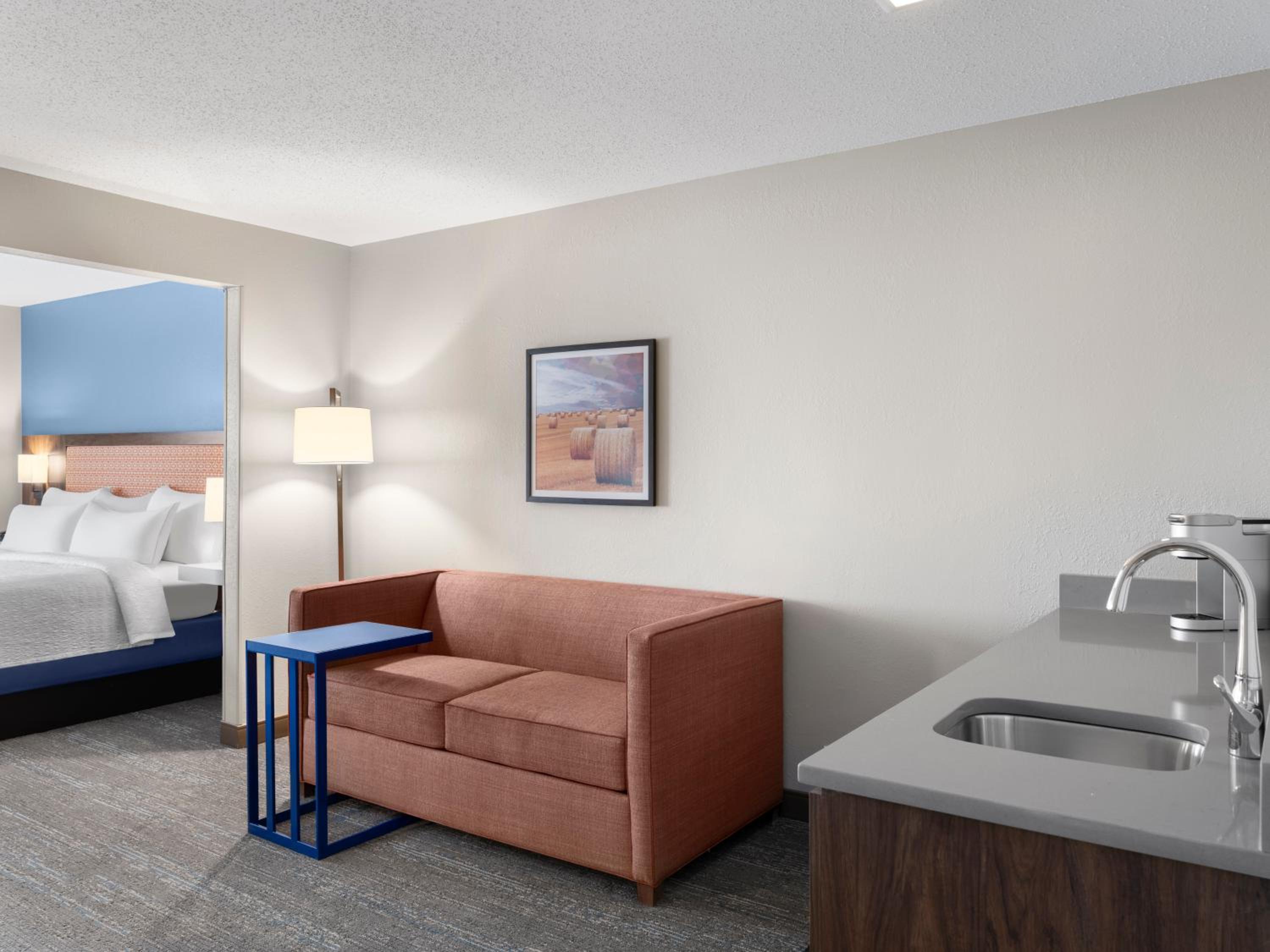 King Room with Sofa Bed and Wet Bar - Non-Smoking - Photo 13