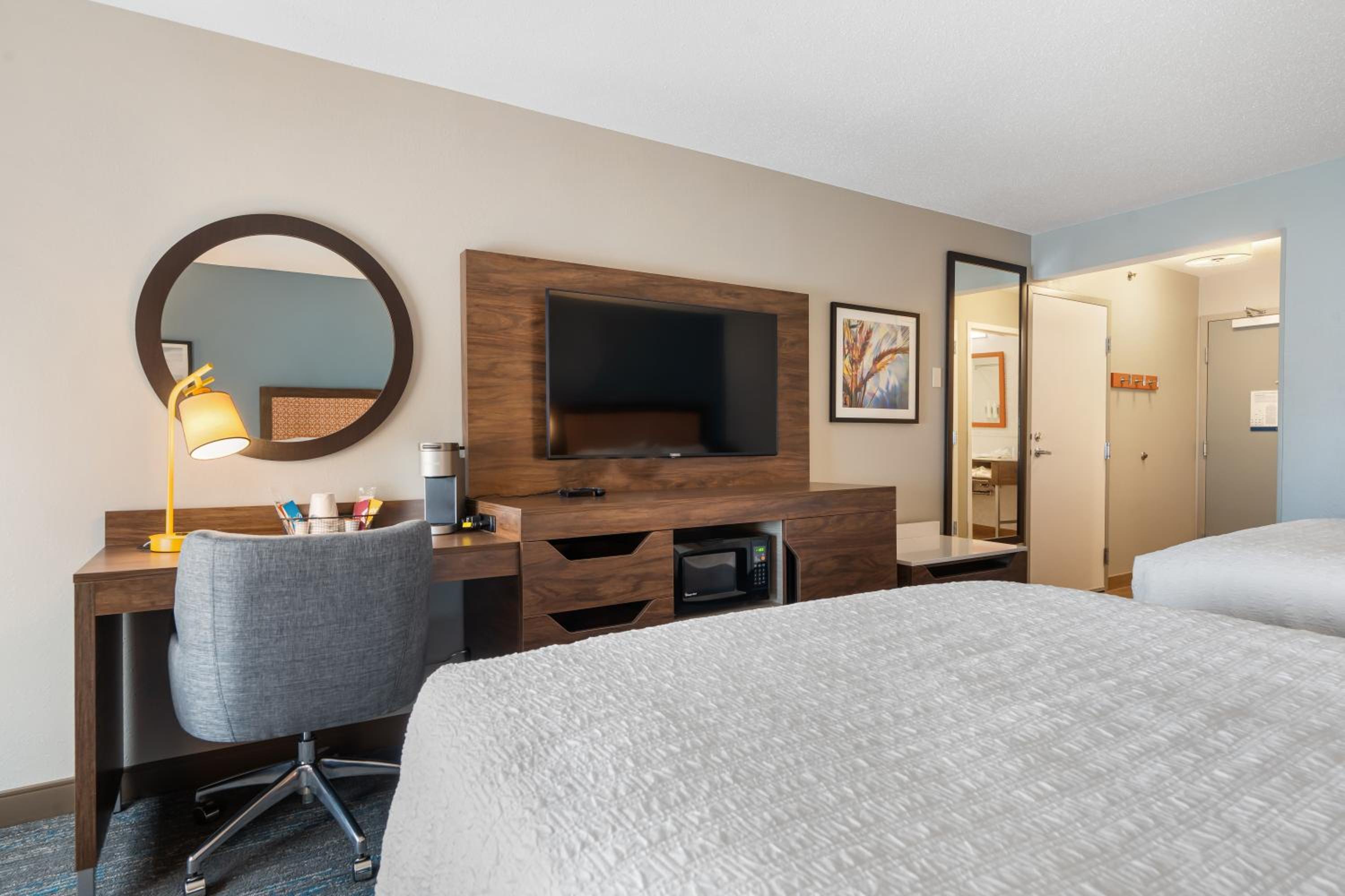 Queen Room with Two Queen Beds - Non-Smoking - Photo 3