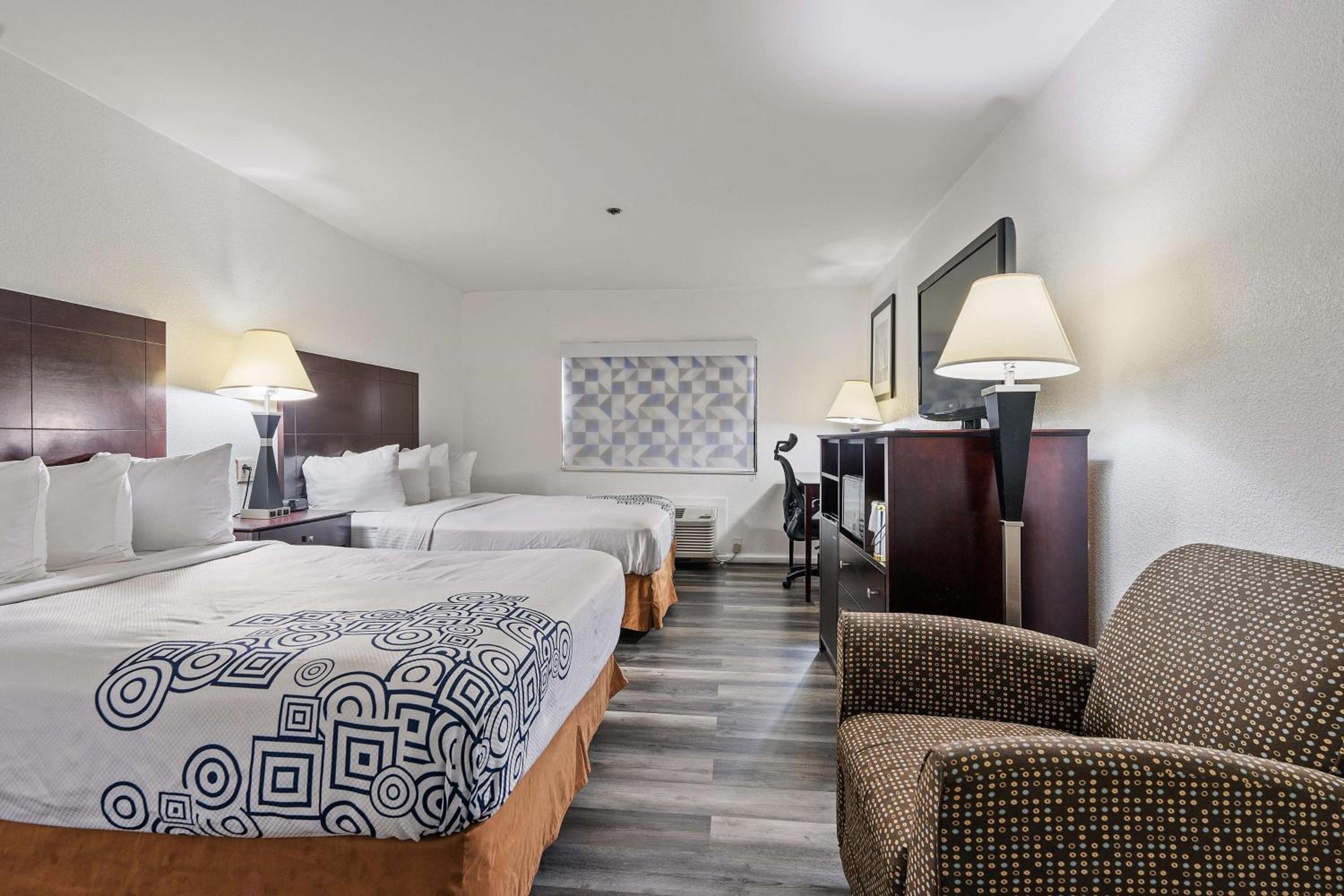 Standard Two Queen Bed Room - Photo 4