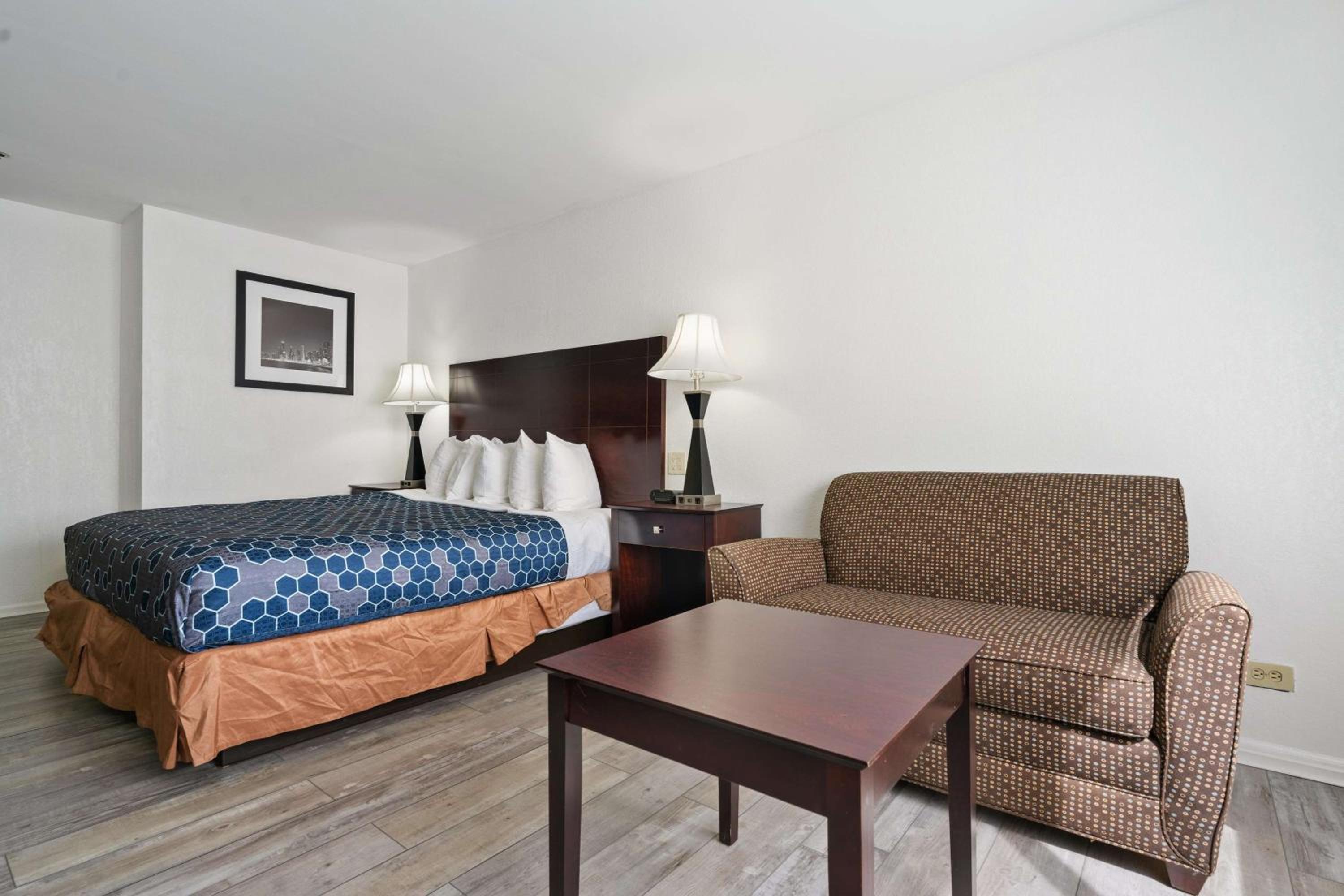 Standard King Bed Room - Photo 2