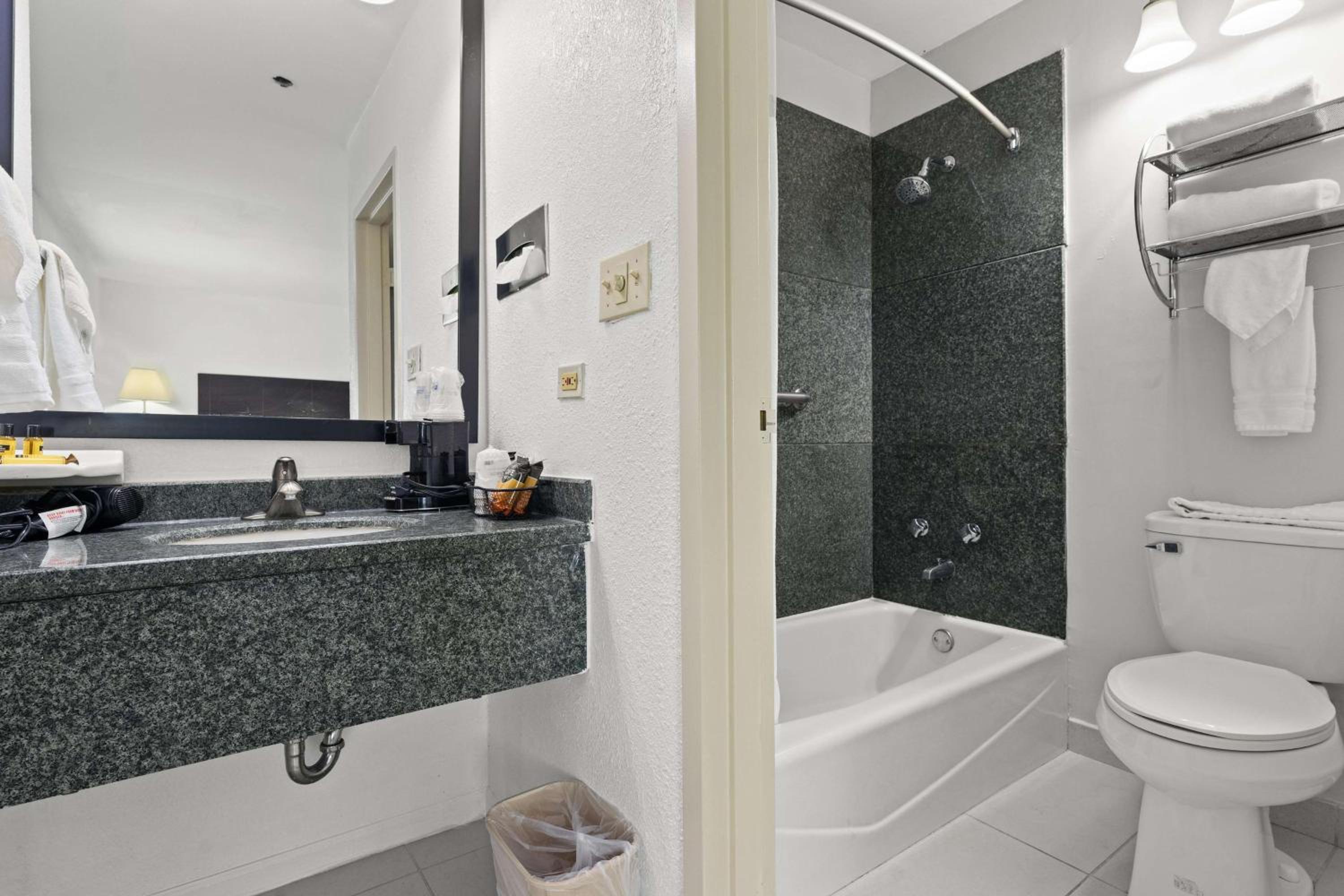 King Suite with Spa Bath - Non-Smoking - Photo 3