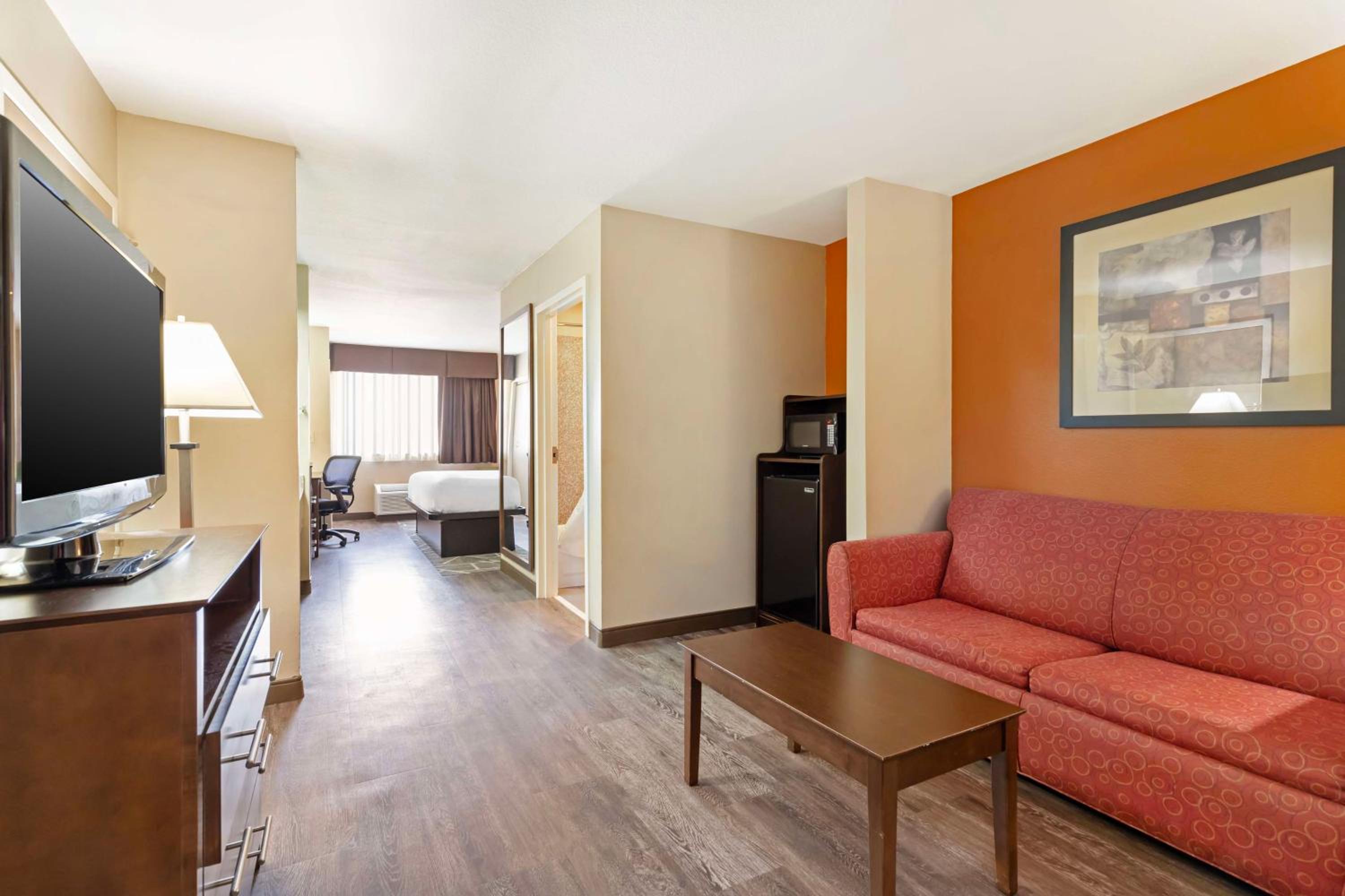 King Suite with Sofa Bed - Interior Entrance/Non-Smoking - Photo 2