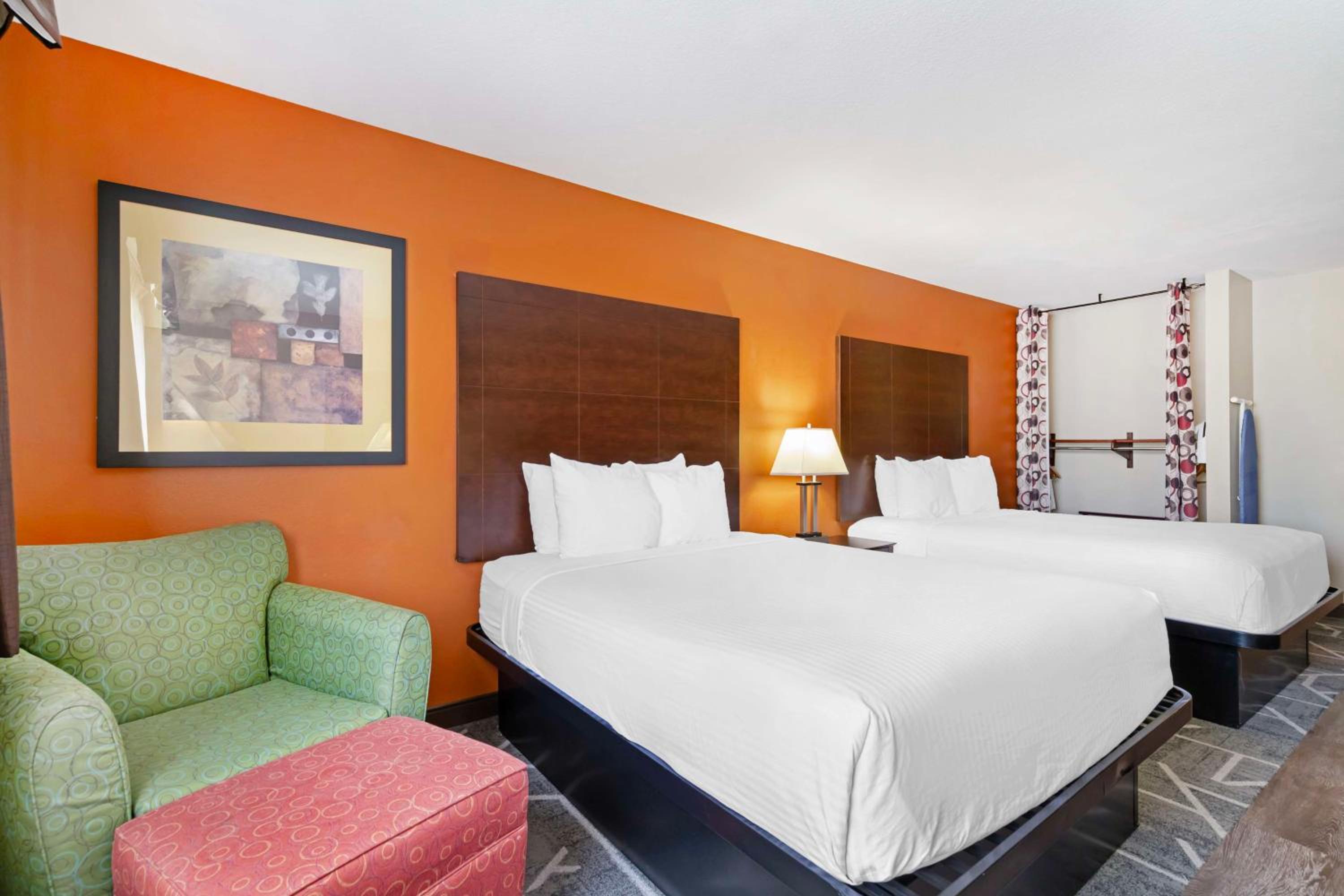 Executive Queen Room with Two Queen Beds - Interior Entrance/Non-Smoking - Photo 1