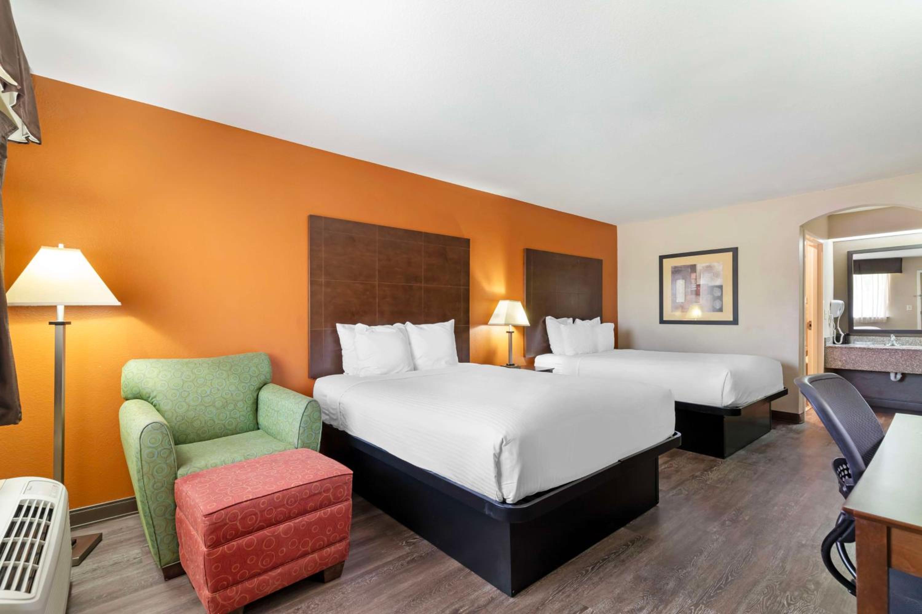 Executive Queen Room with Two Queen Beds - Interior Entrance/Non-Smoking - Photo 2