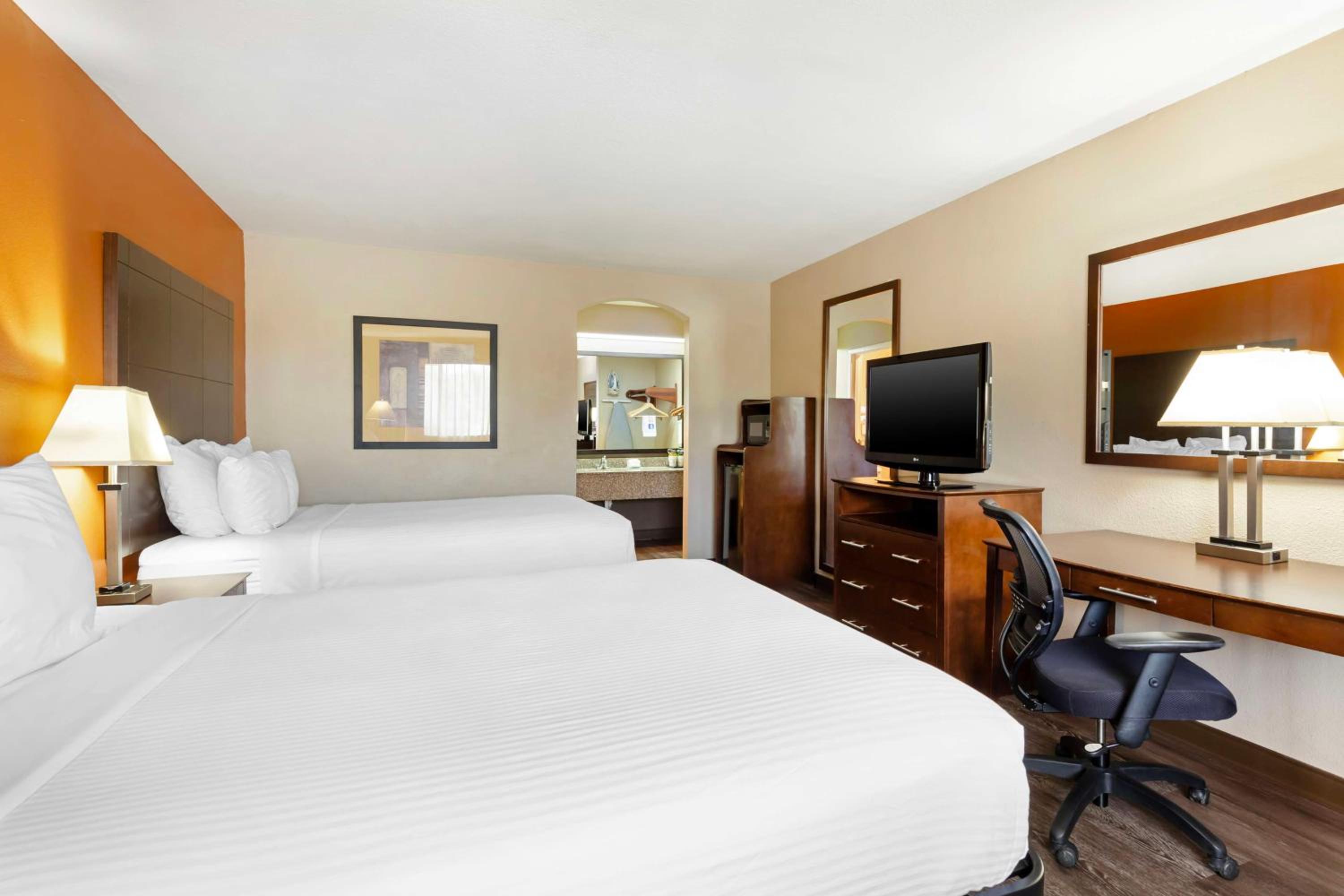 Executive Queen Room with Two Queen Beds - Interior Entrance/Non-Smoking - Photo 4