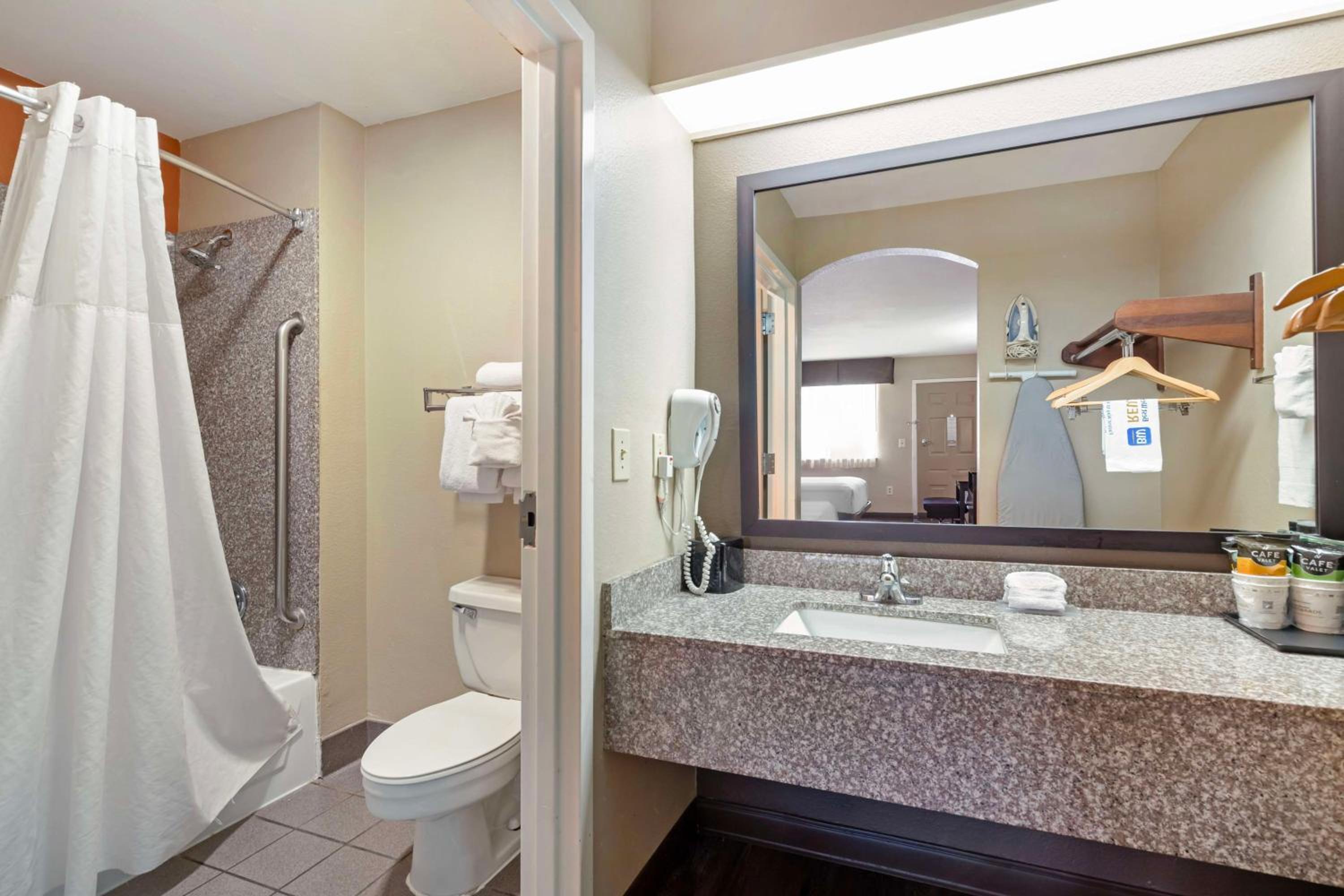 Executive Queen Room with Two Queen Beds - Interior Entrance/Non-Smoking - Photo 3