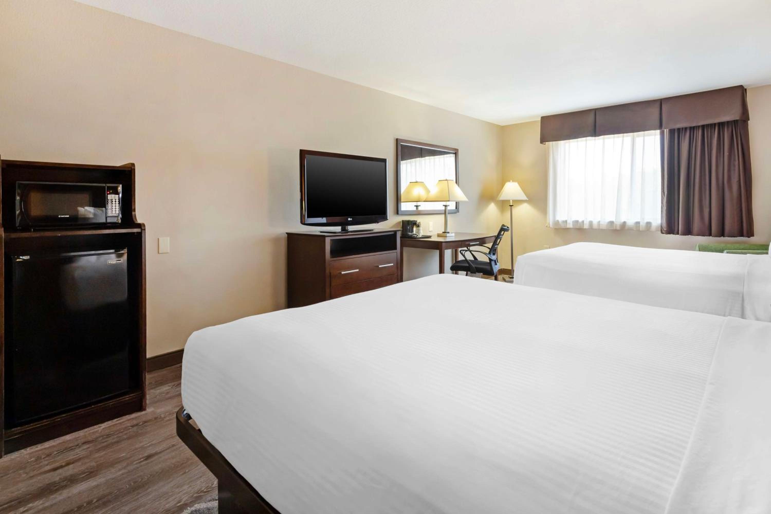 Queen Room with Two Queen Beds and Roll-In Shower- Disability Access/Interior Entrance - Photo 4