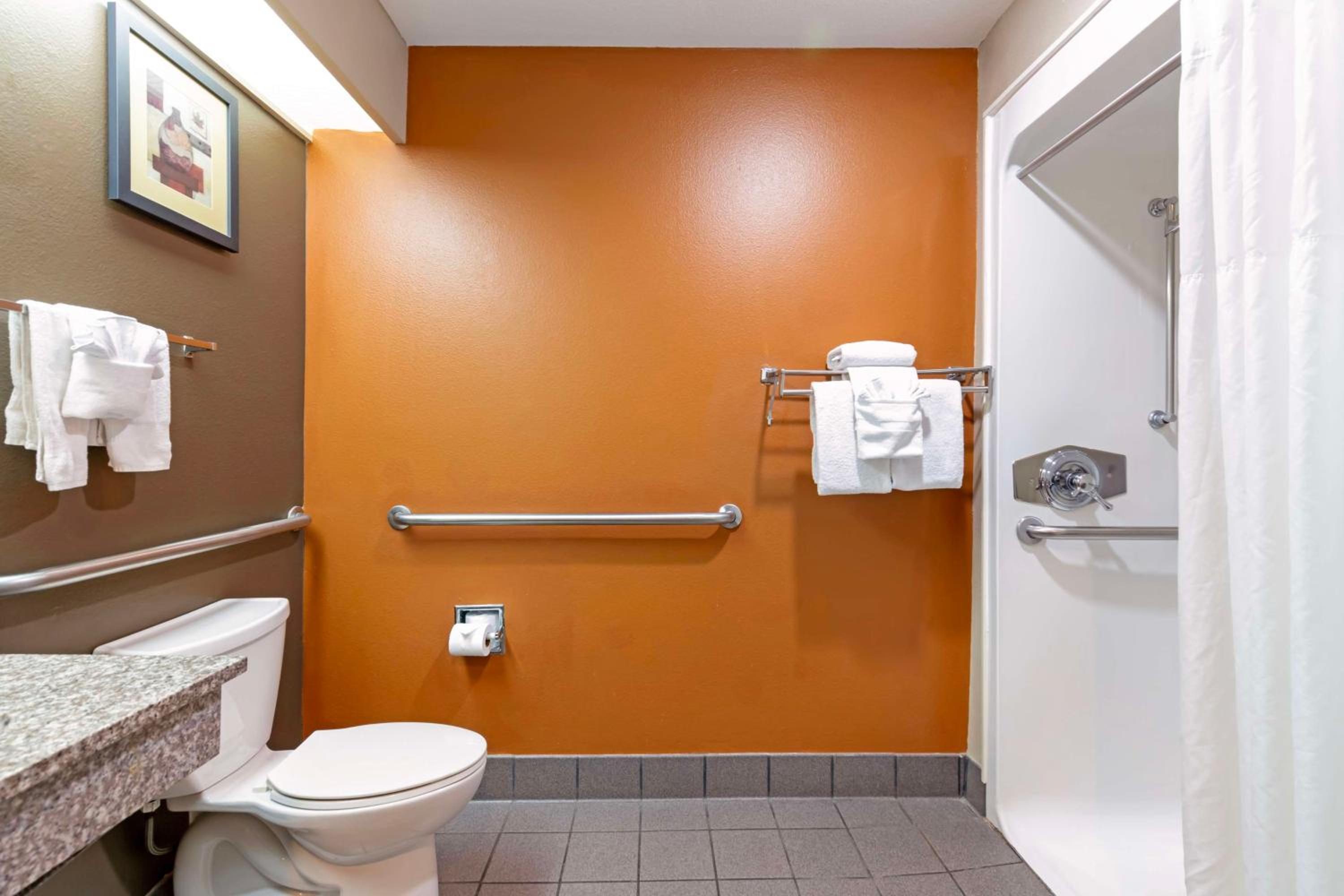 Queen Room with Two Queen Beds and Roll-In Shower- Disability Access/Interior Entrance - Photo 3