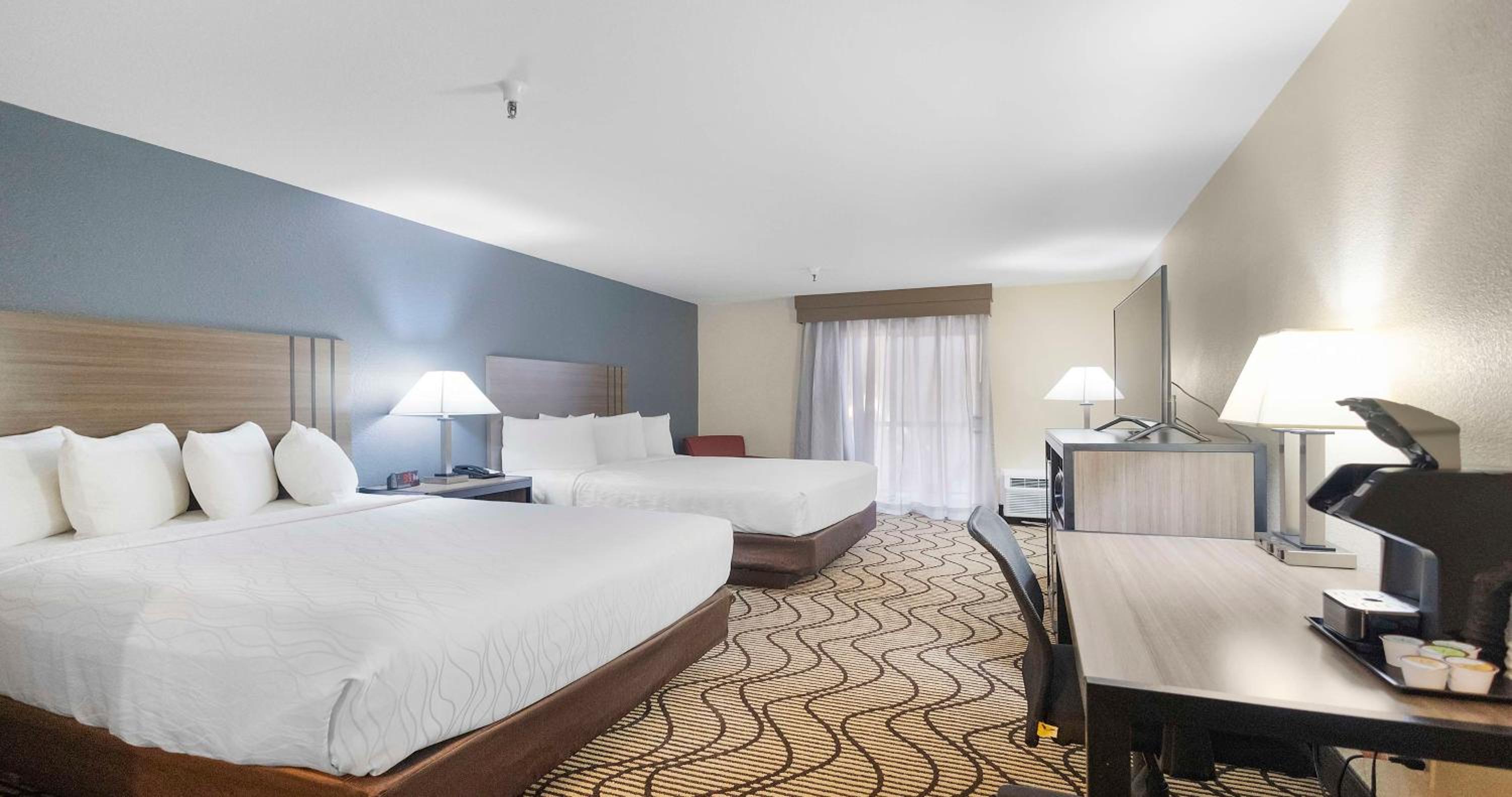 Queen Room with Two Queen Beds - Non-Smoking - Photo 2