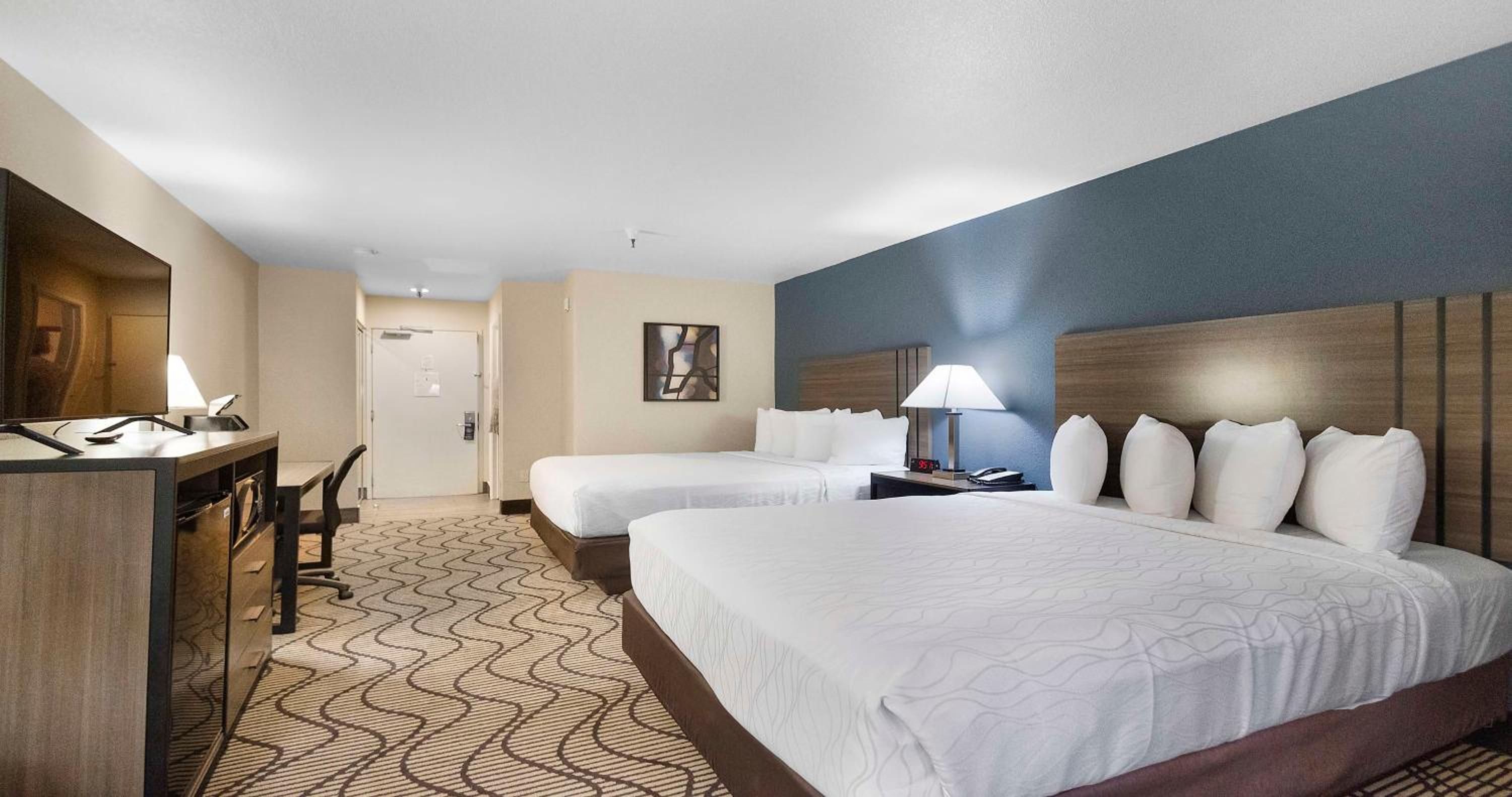 Queen Room with Two Queen Beds - Non-Smoking - Photo 1