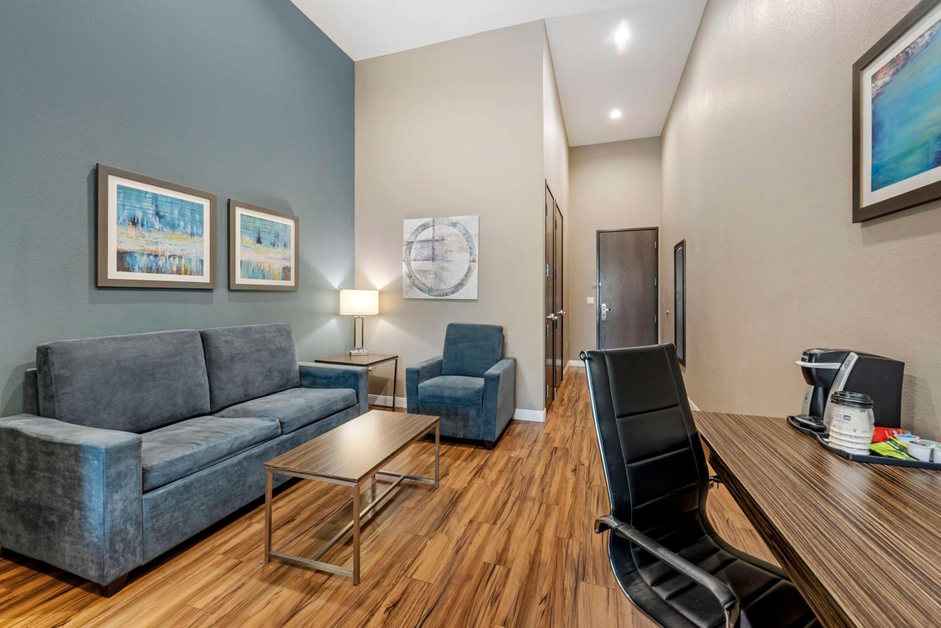 Queen Suite with Two Queen Beds, Bath Tub and Sofa Bed - Disability Access/Non-Smoking