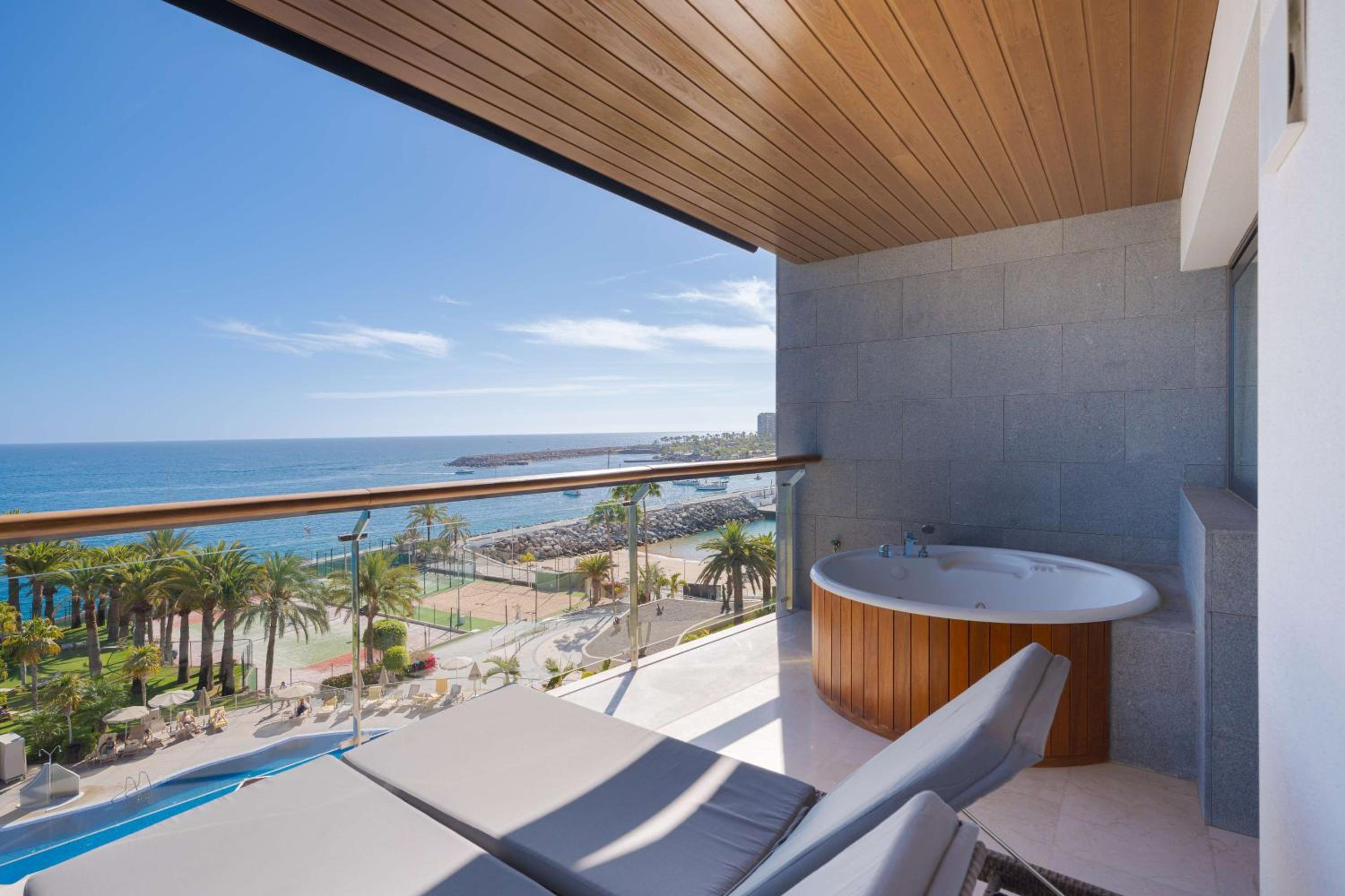 Premium Room with Sea View - Photo 7