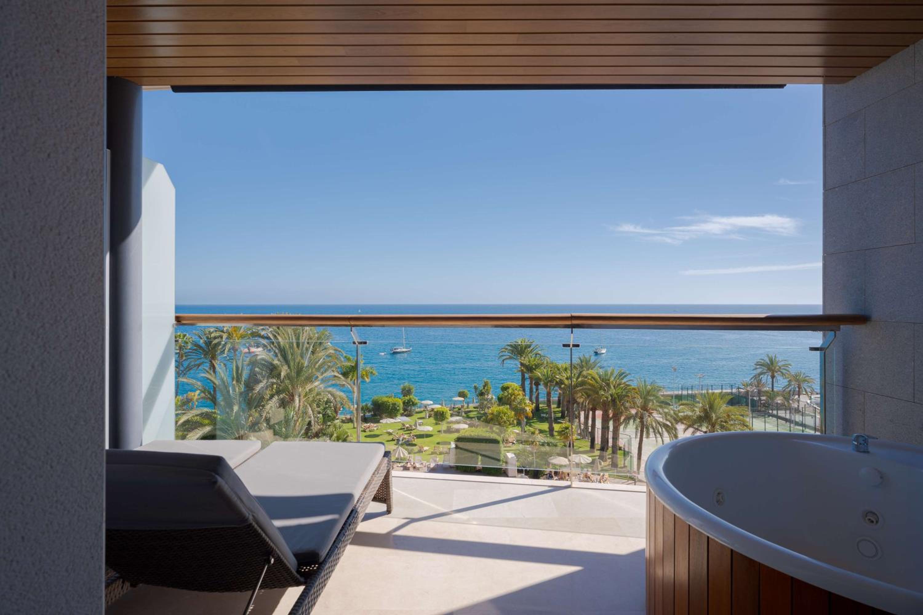 Premium Room with Sea View thumbnail 6