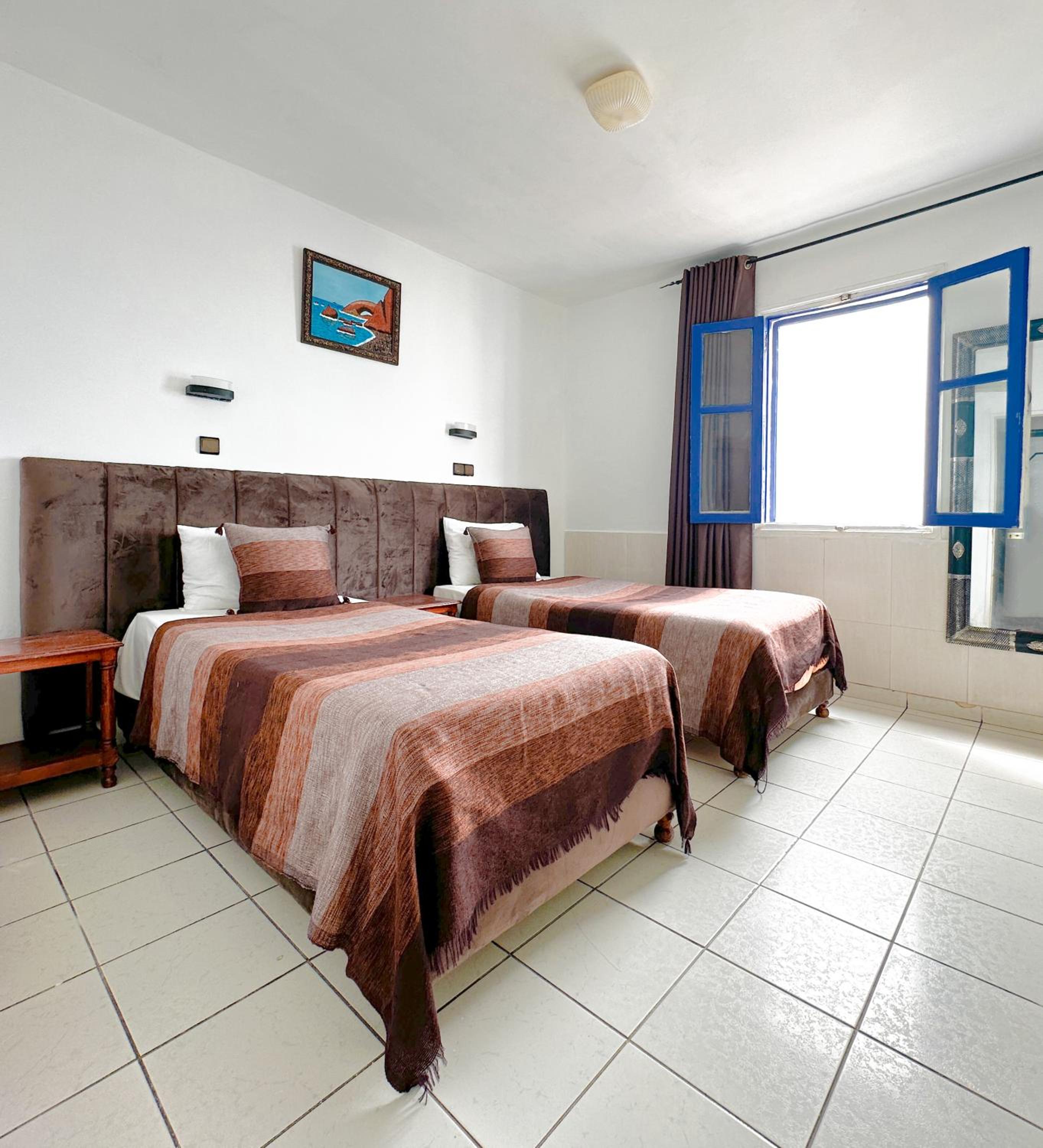 Twin Room with Bathroom - Photo 4