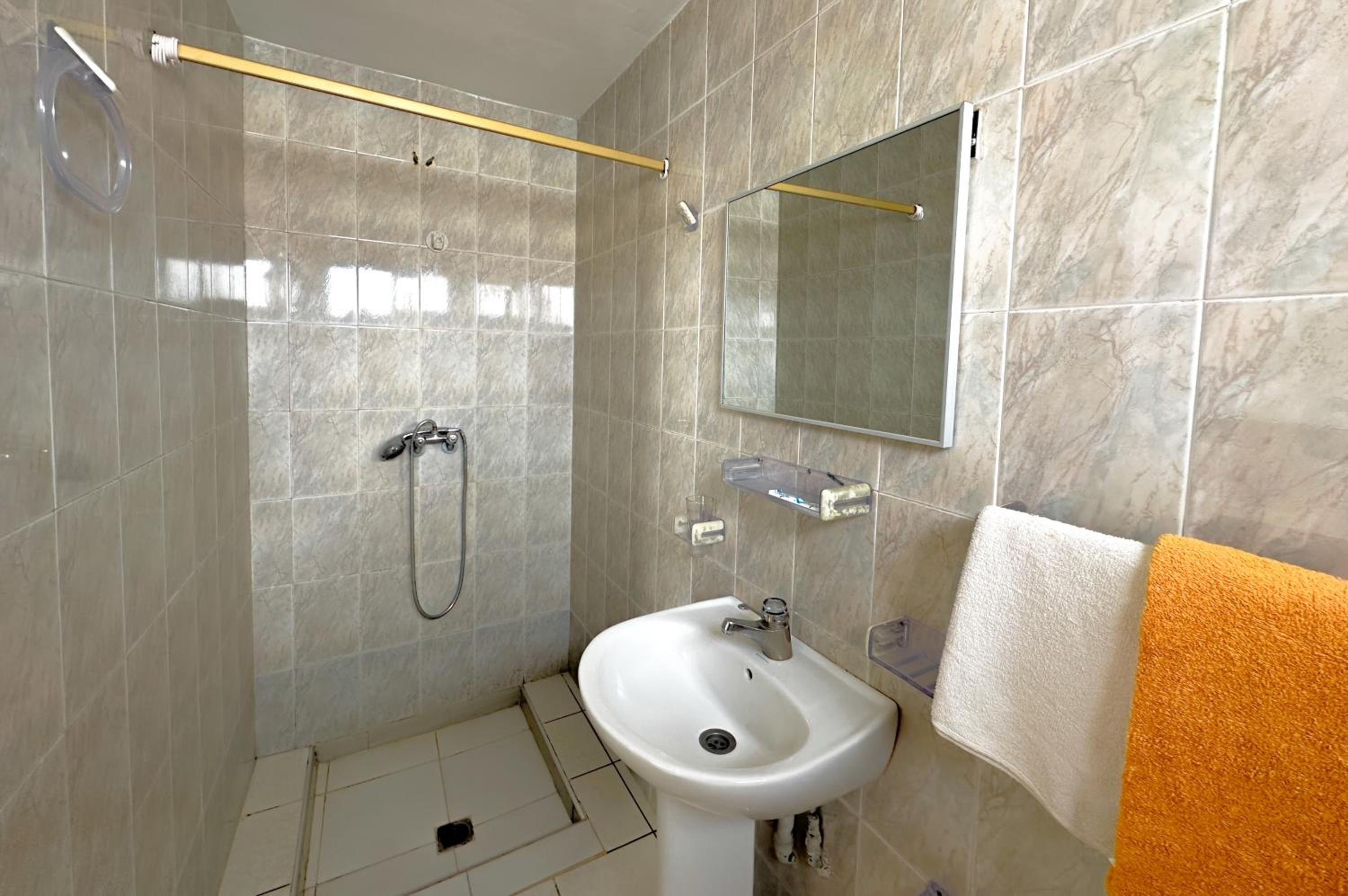 Twin Room with Bathroom - Photo 3