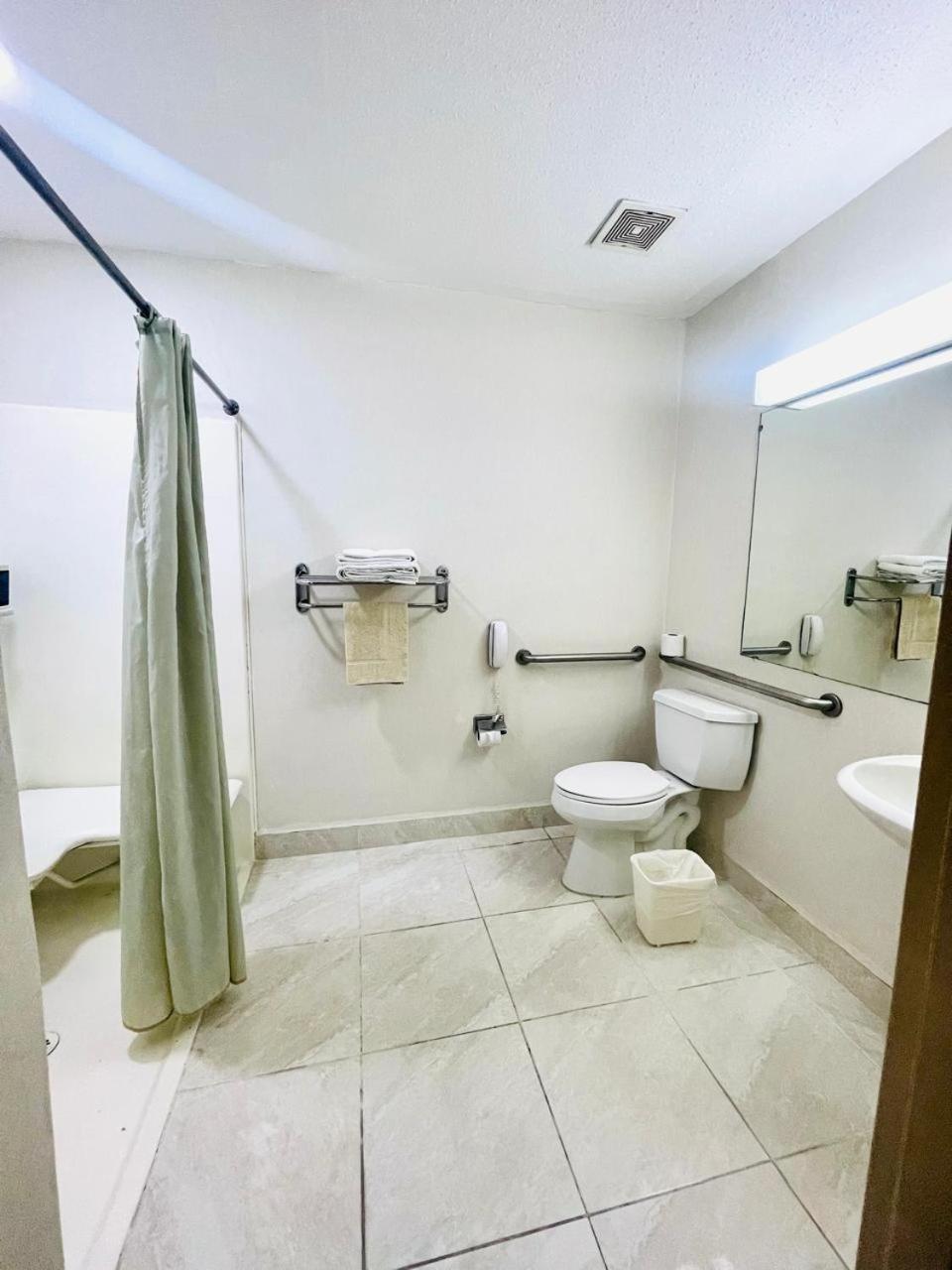 Handicap Room photo 2