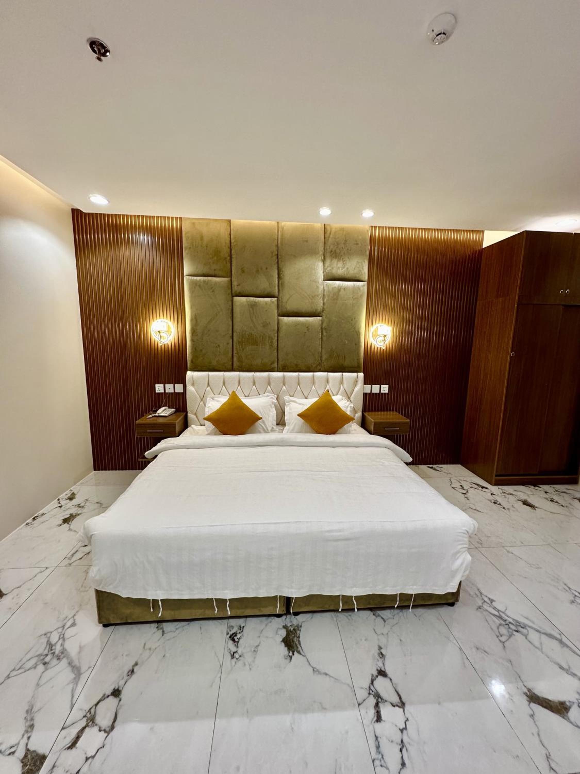Deluxe Room (2 Adults + 1 Child)