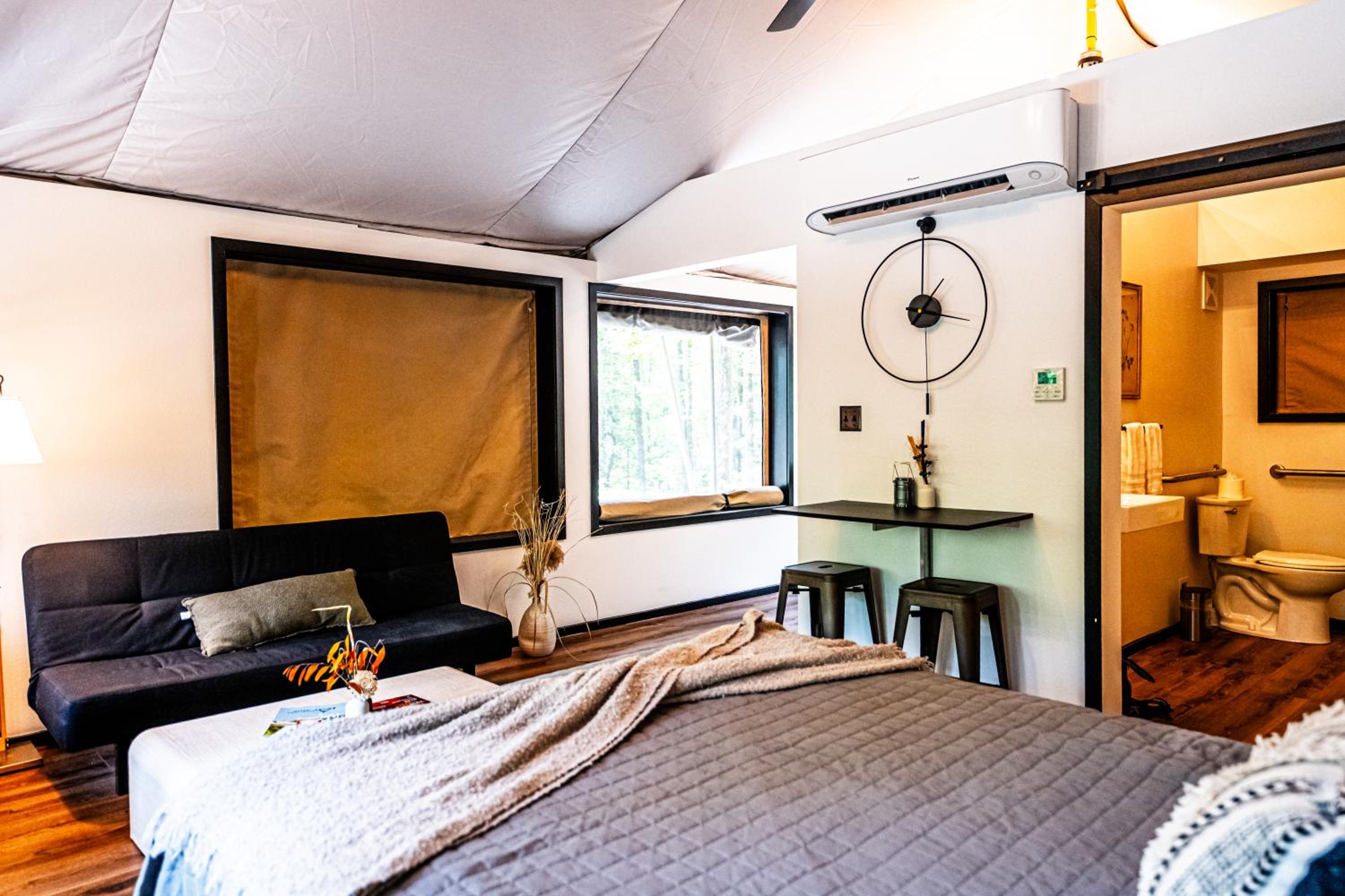 Suite with Mountain View - Photo 14