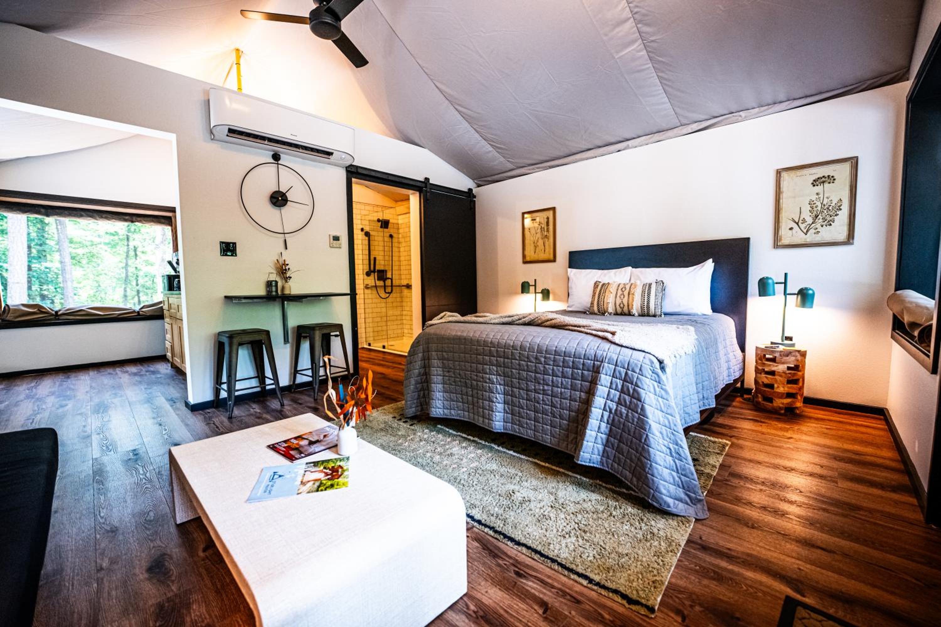 Suite with Mountain View - Photo 15