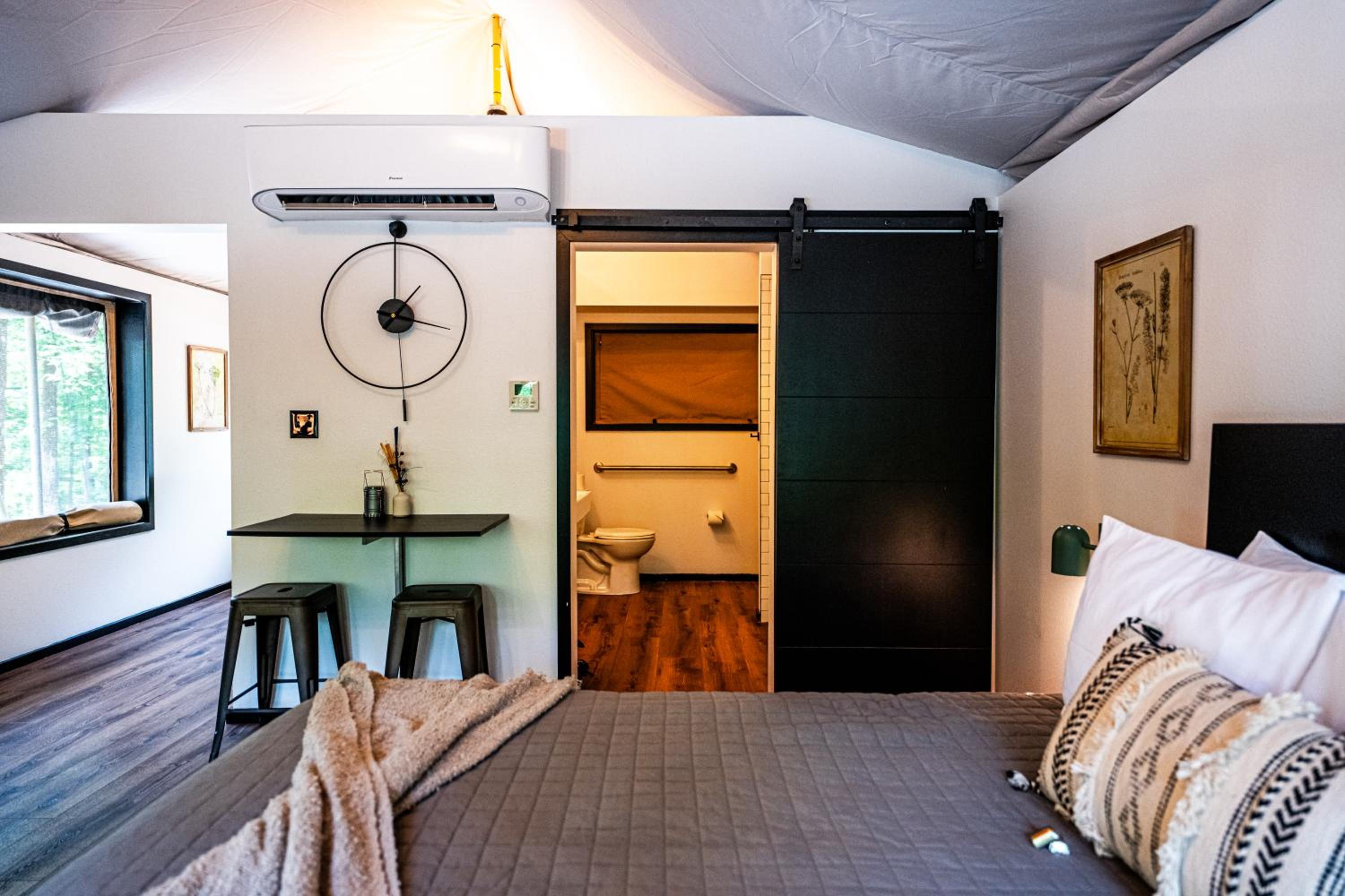 Suite with Mountain View - Photo 21