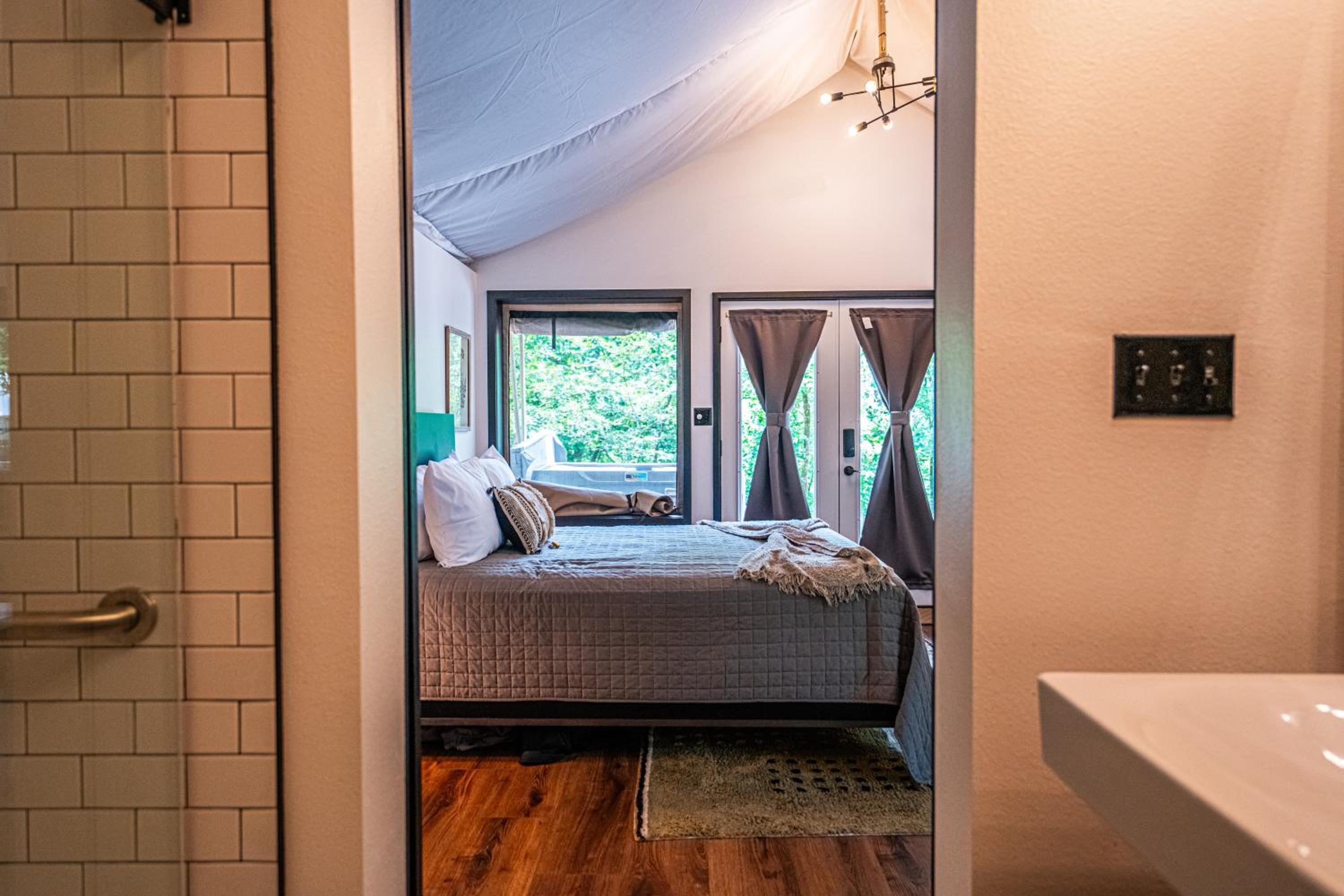 Suite with Mountain View - Photo 16
