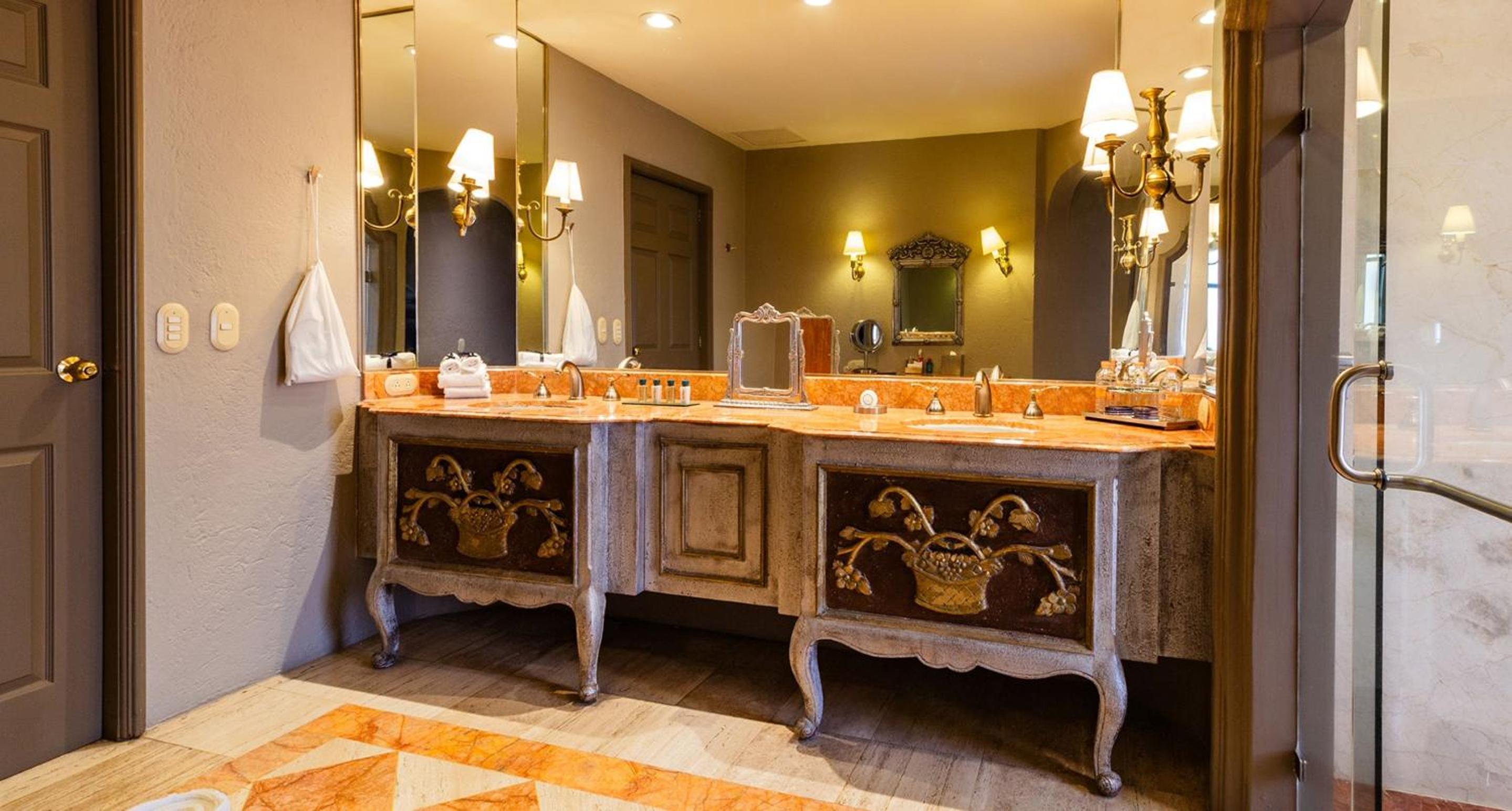 Grand Class King Suite - Photo 2