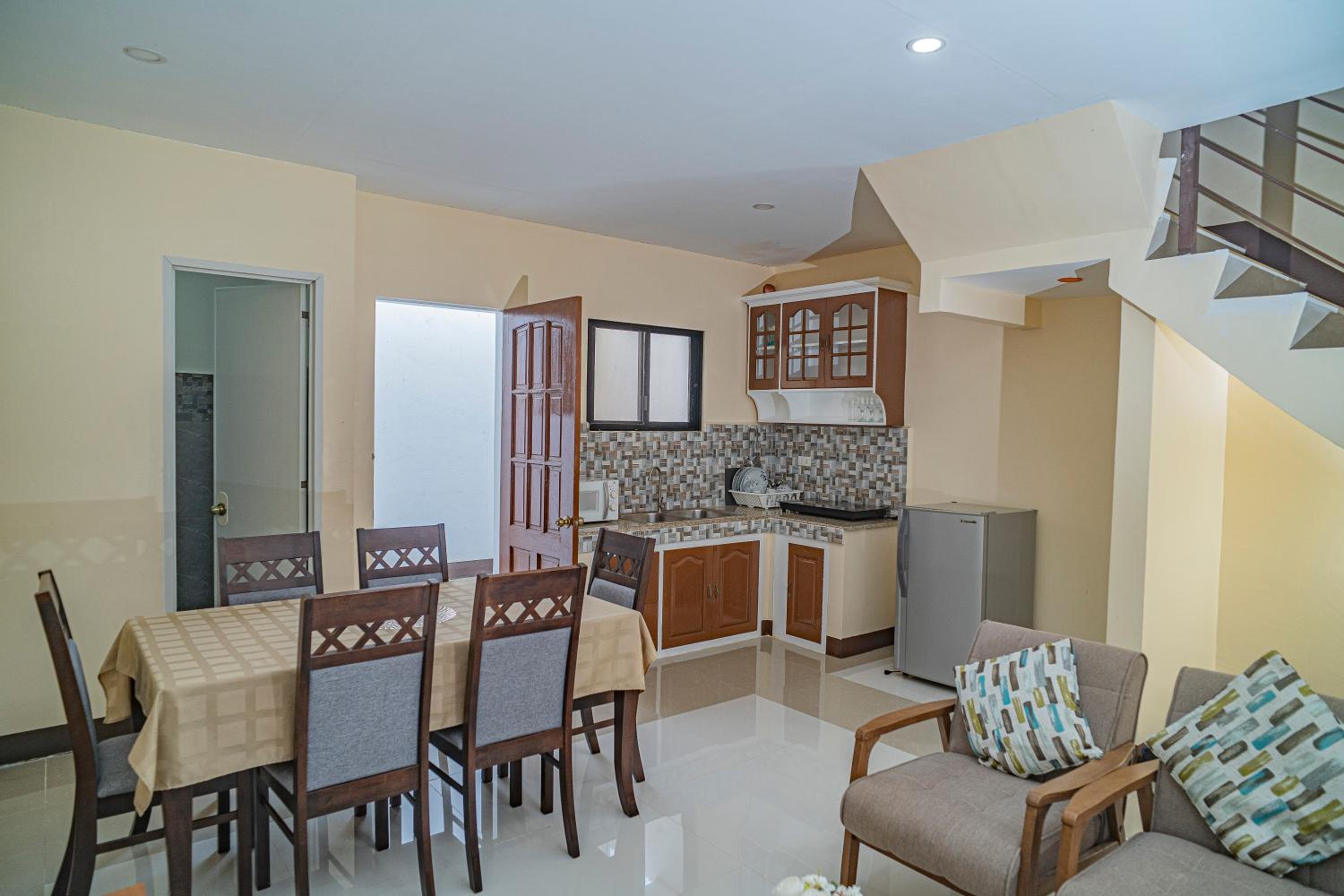 Family Room - Photo 10