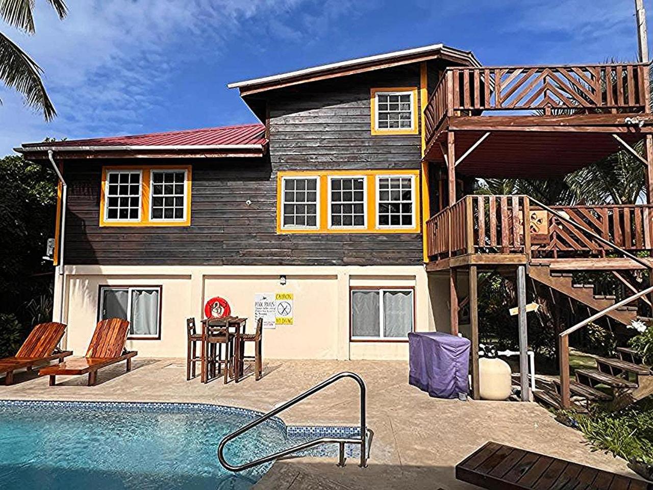 Six-Bedroom House photo 3